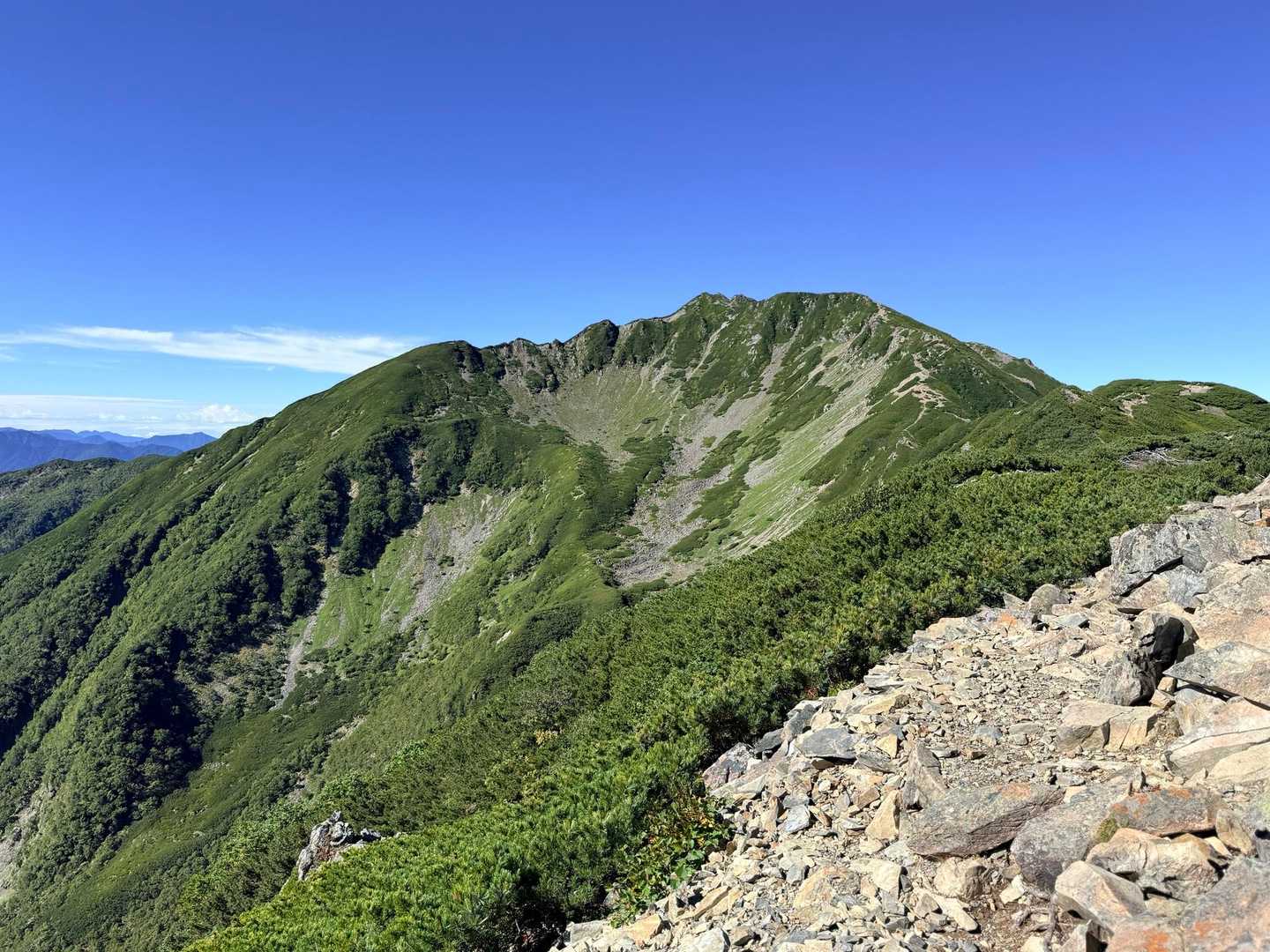 仙丈ヶ岳・北沢峠ルートの小仙丈ヶ岳から望む仙丈ヶ岳（2026年9月）