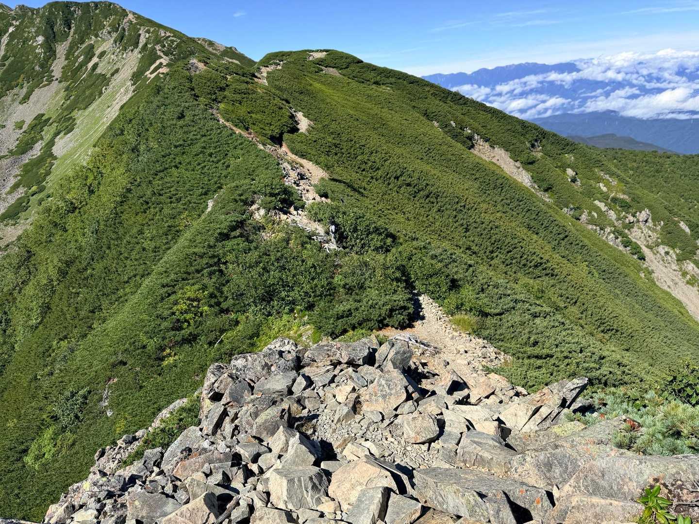 仙丈ヶ岳・北沢峠ルートの小仙丈ヶ岳から先に現れる岩場（2026年9月）