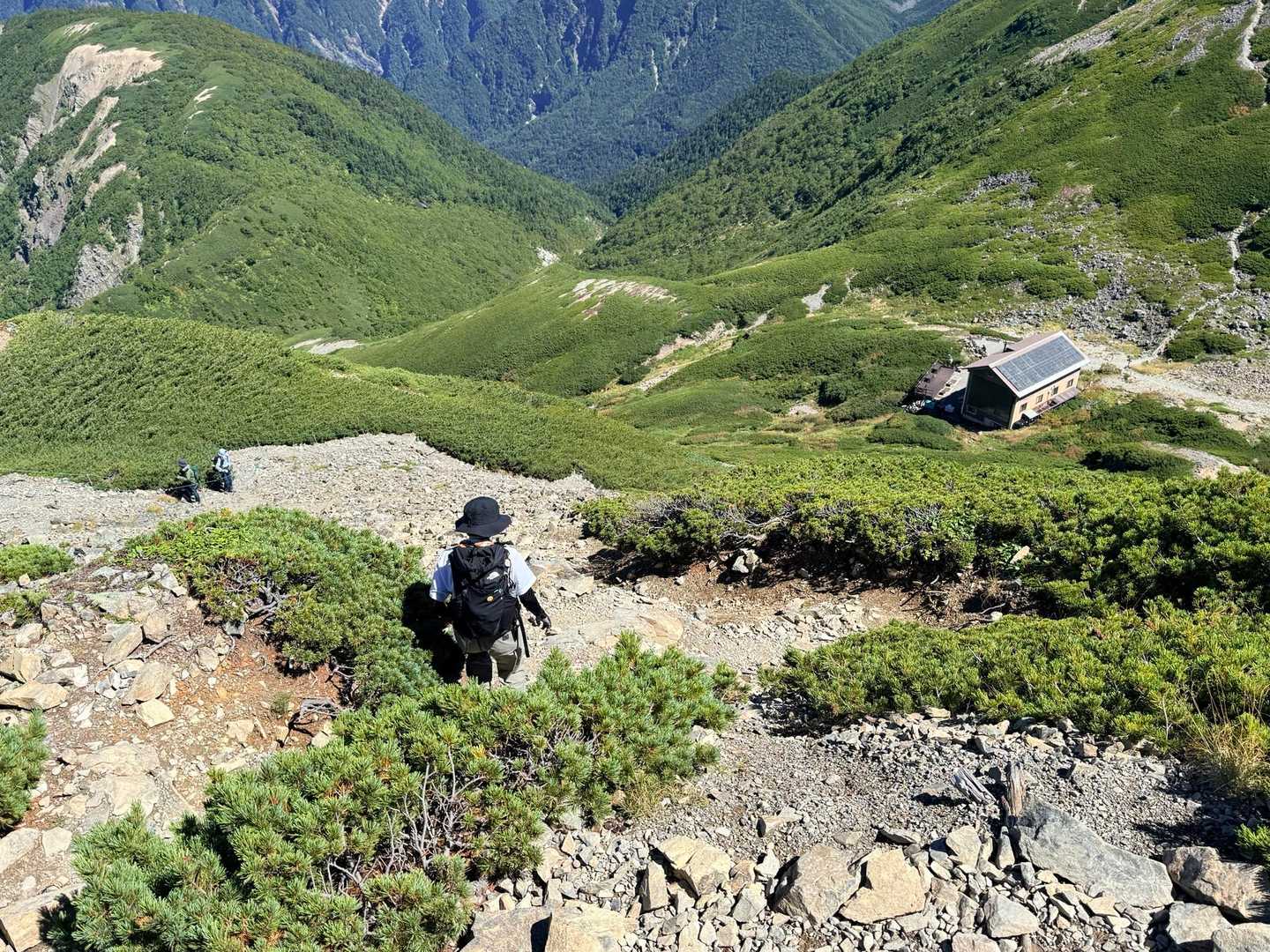 仙丈ヶ岳・北沢峠ルートの仙丈小屋へ下るザレた登山道（2026年9月）