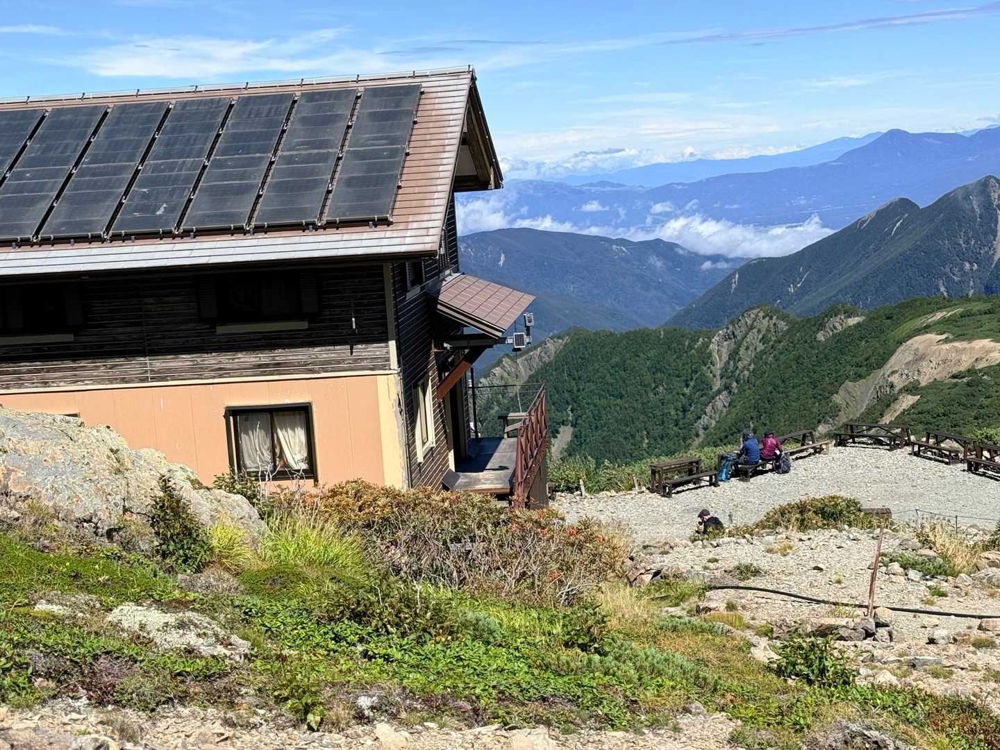 仙丈ヶ岳・北沢峠ルートの藪沢カールに建つ仙丈小屋（2026年9月）