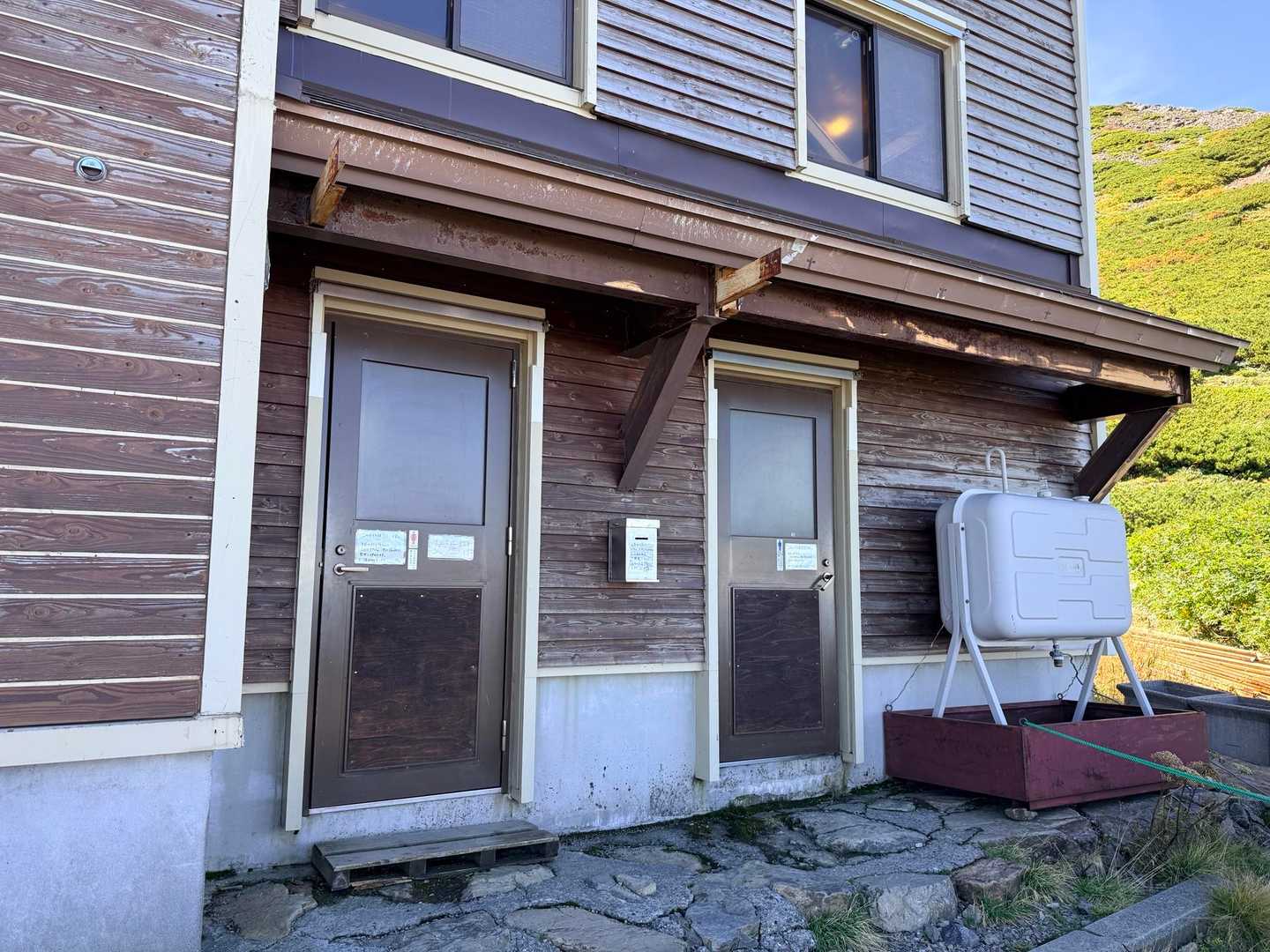 仙丈ヶ岳・北沢峠ルートの仙丈小屋の男女別トイレ外観（2026年9月）