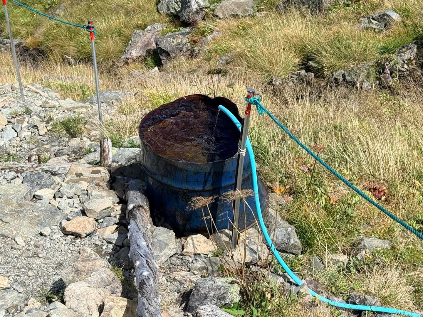 仙丈ヶ岳・北沢峠ルートの仙丈小屋から約20m下の水場（2026年9月）