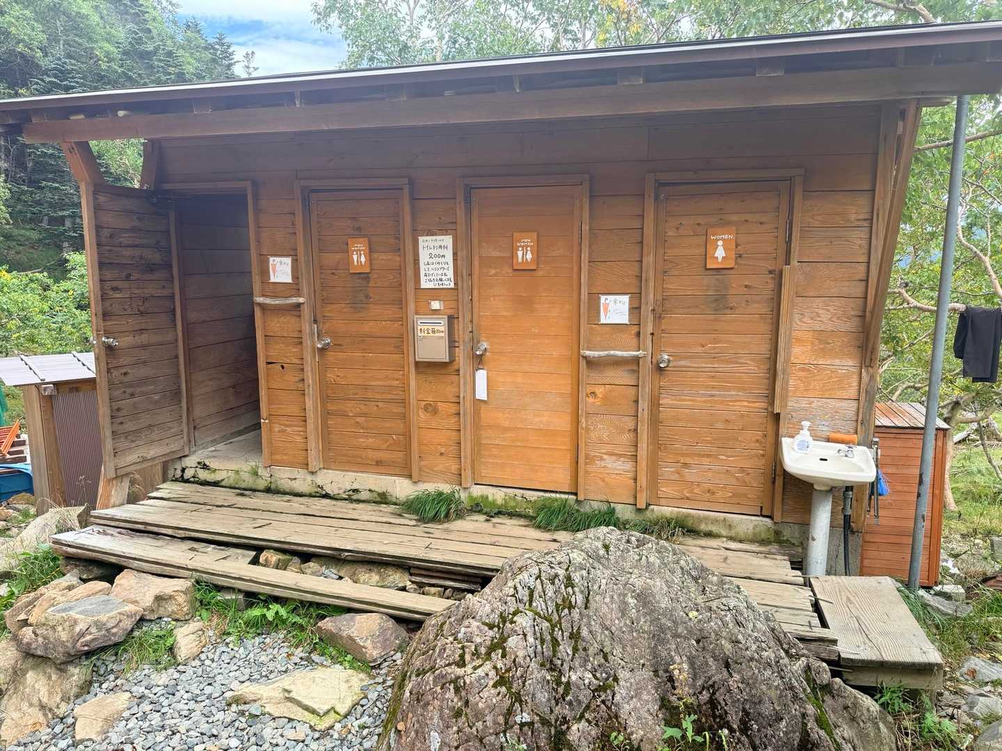 仙丈ヶ岳・北沢峠ルートの馬の背ヒュッテのトイレ外観（2026年9月）