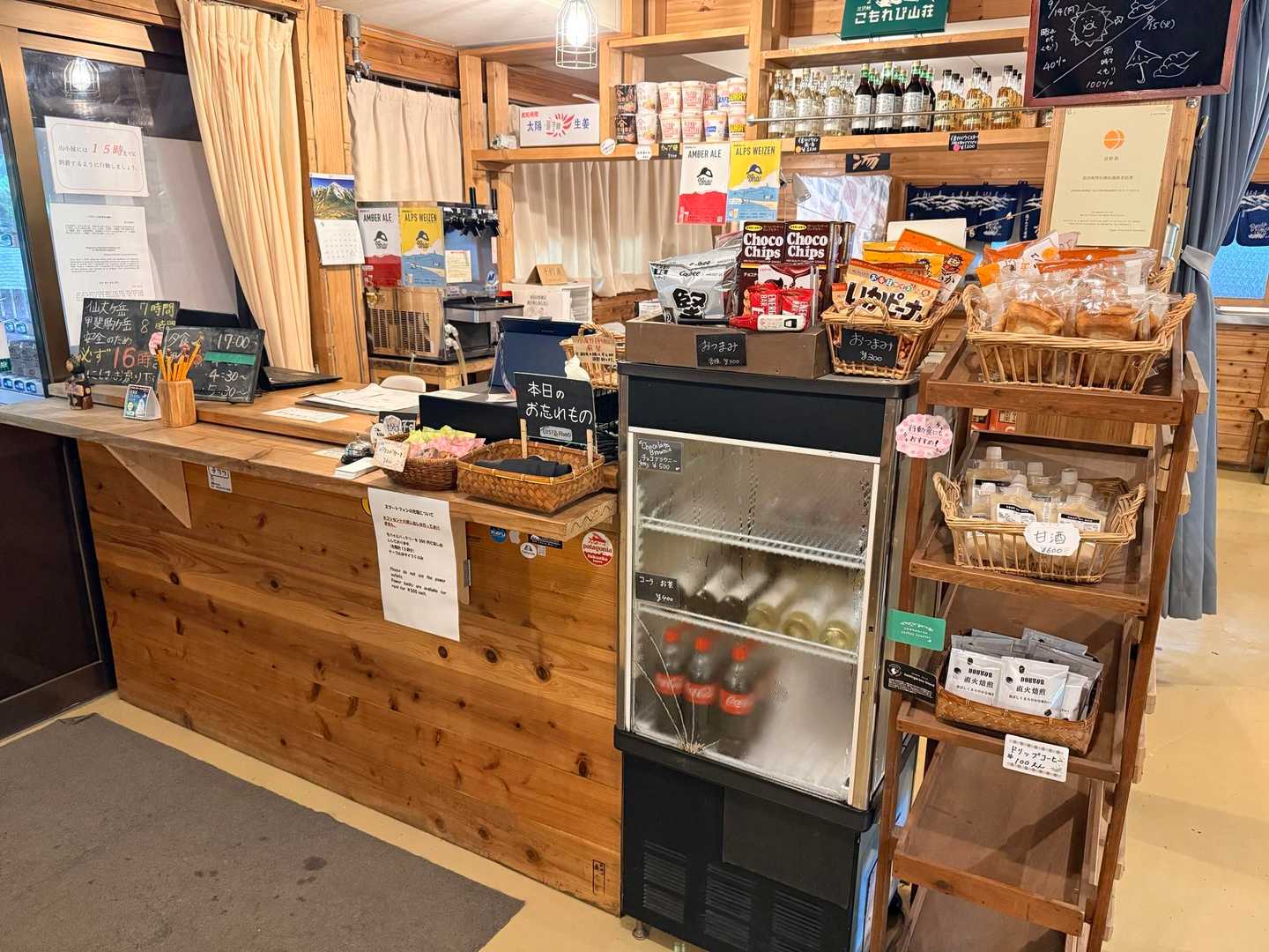 仙丈ヶ岳・北沢峠ルートのこもれび山荘の受付と売店（2026年9月）