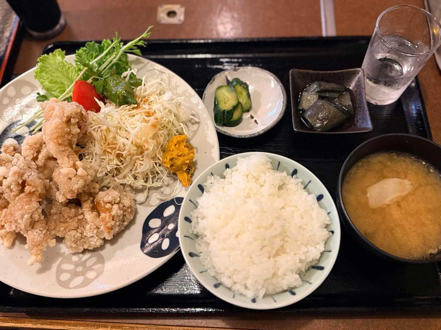 仙丈ヶ岳・北沢峠ルートの大きな唐揚げと具だくさん豚汁の定食（2026年9月）