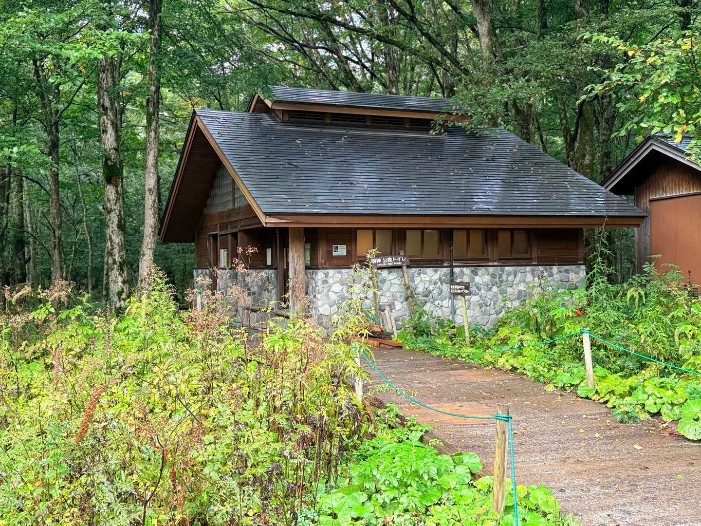 明神の無料公衆トイレ外観。今回の槍ヶ岳山行で撮影