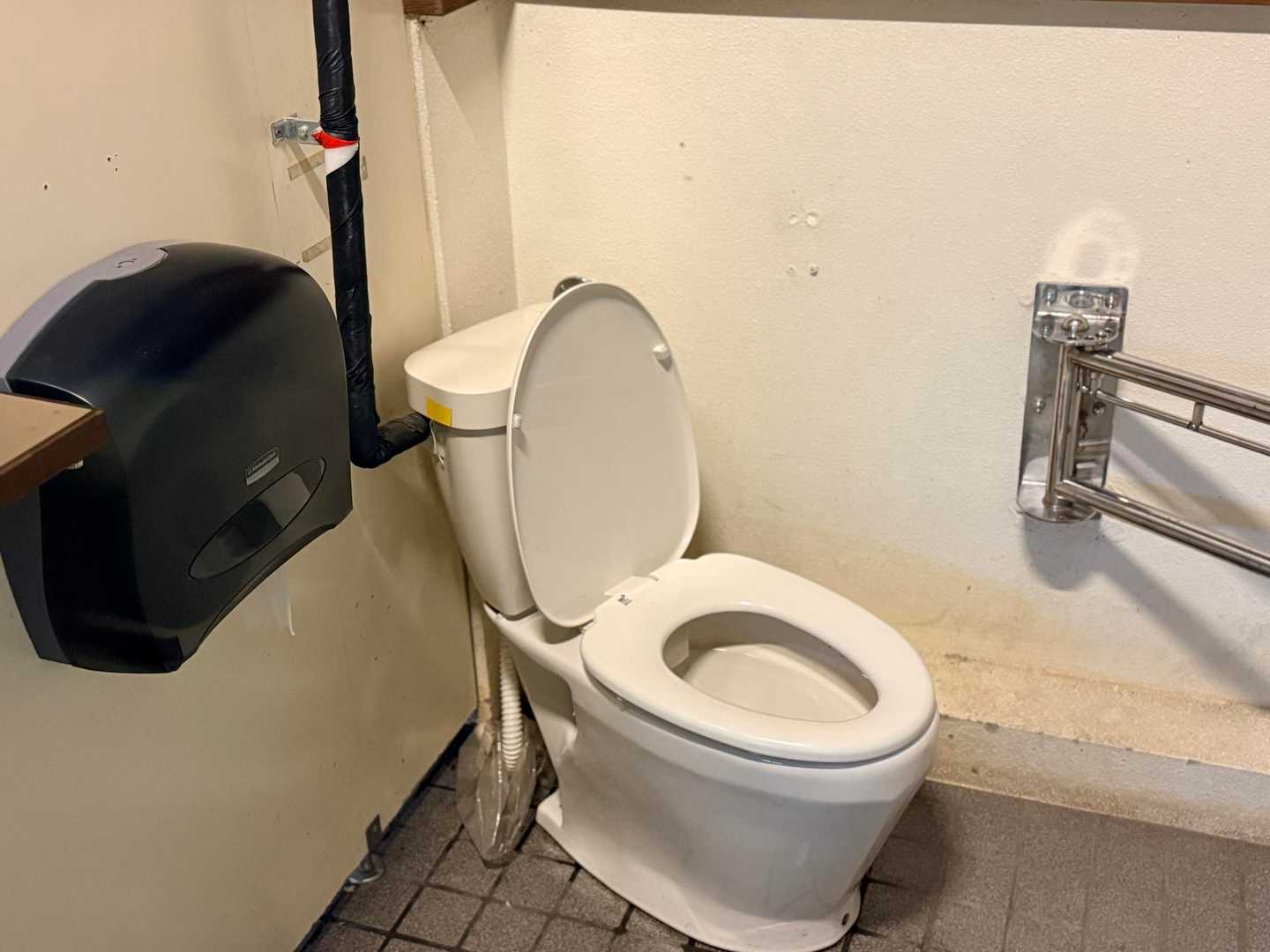 明神の公衆トイレの洋式便座。今回の槍ヶ岳山行で撮影
