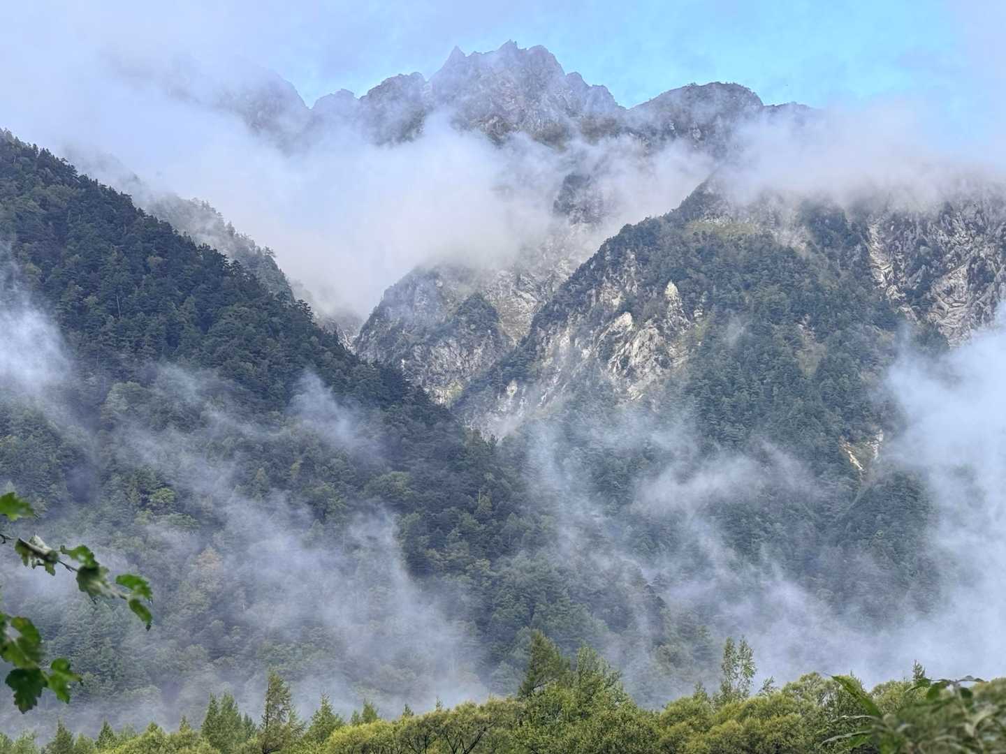 槍ヶ岳への山行で撮影した雲が晴れる山並み