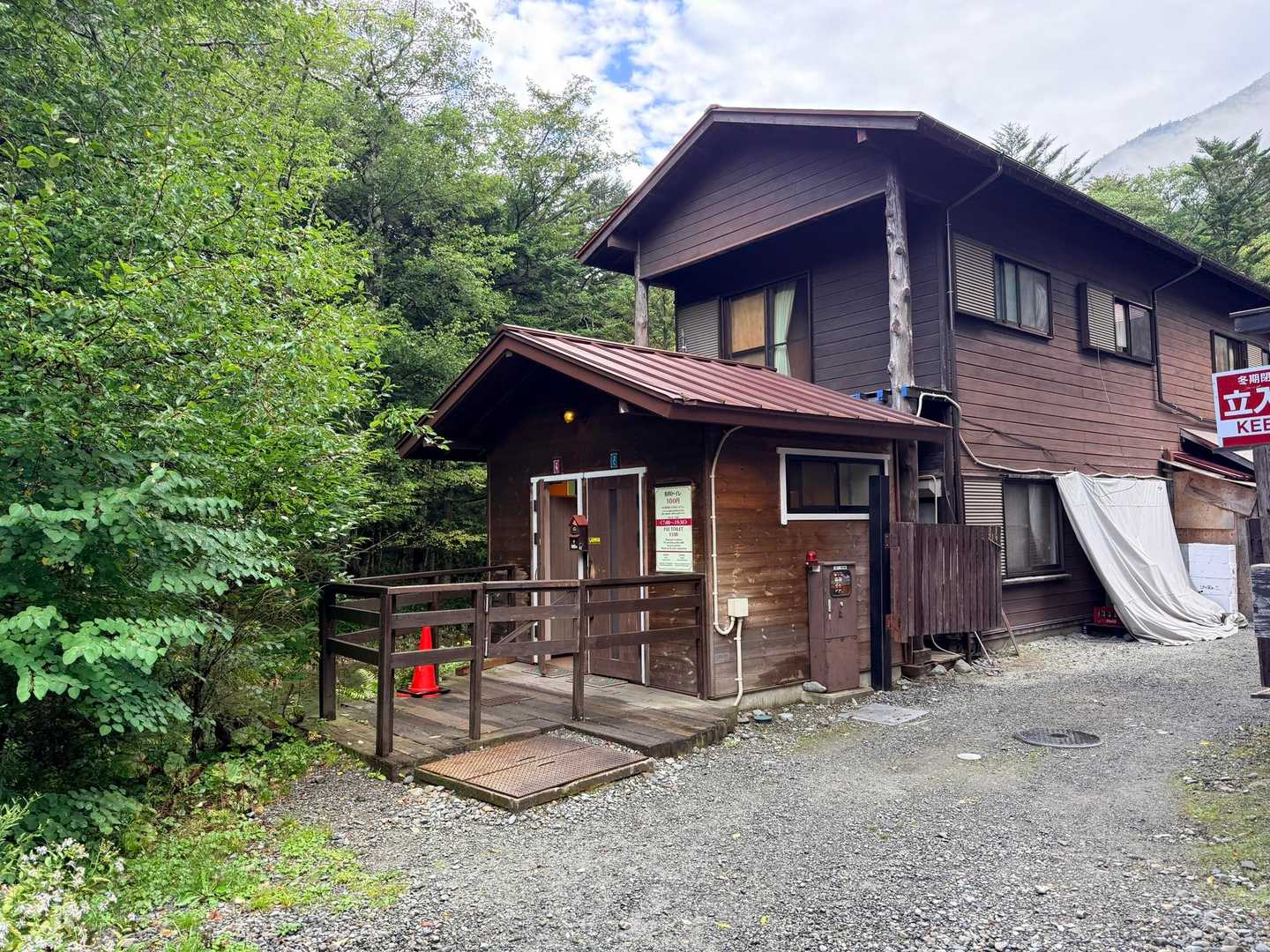 徳澤園の屋外トイレ。今回の槍ヶ岳山行で撮影