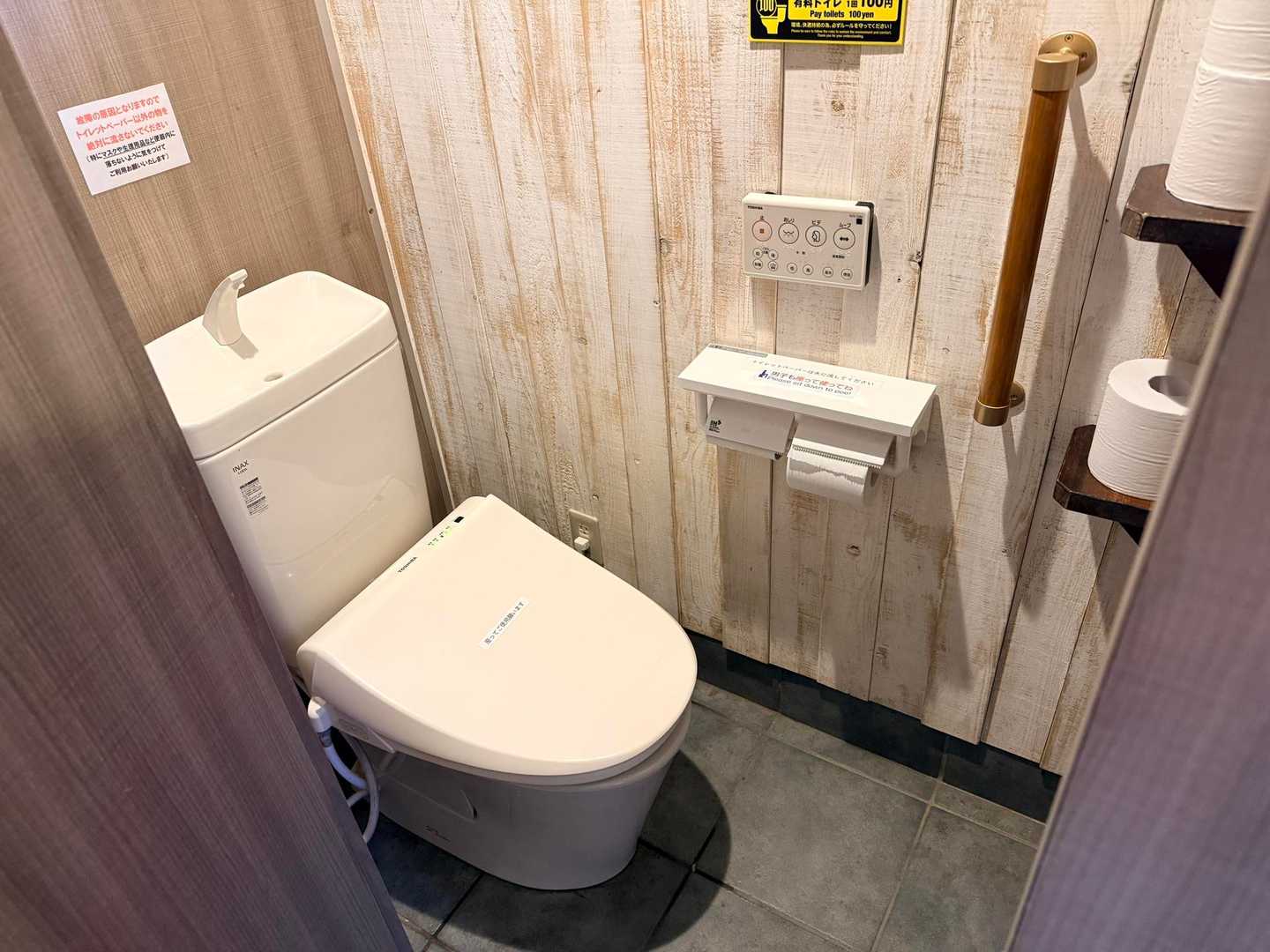 徳澤園の温水洗浄便座付きトイレ内部。今回の槍ヶ岳山行で撮影