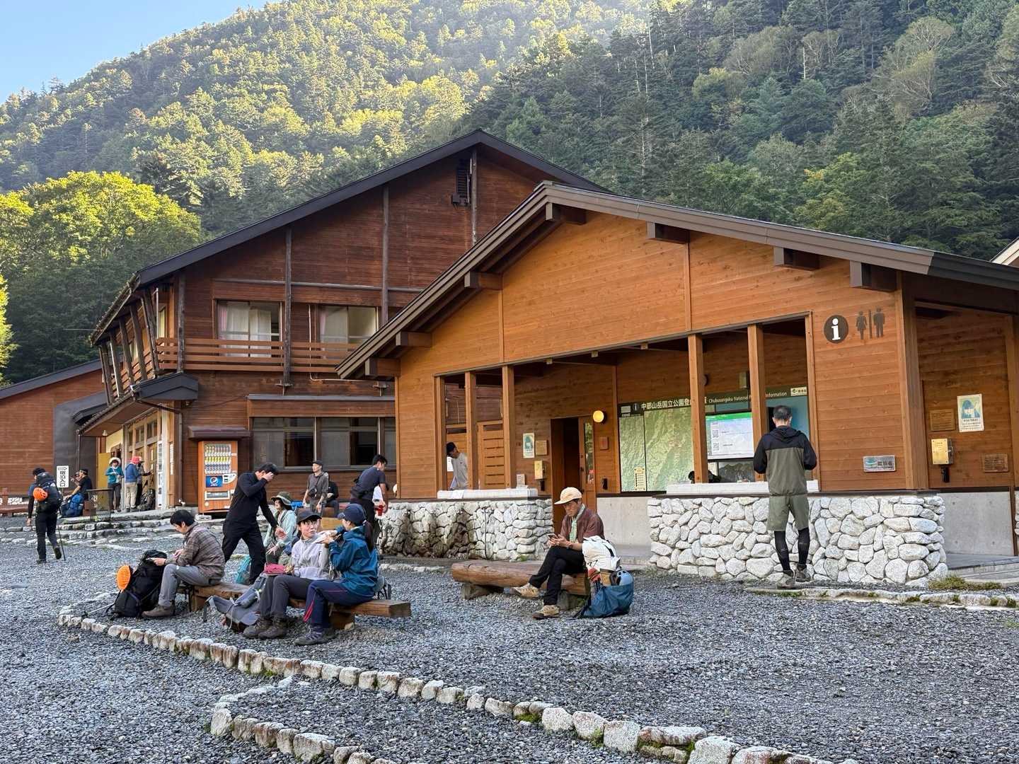 槍ヶ岳への山行で撮影した横尾の休憩広場