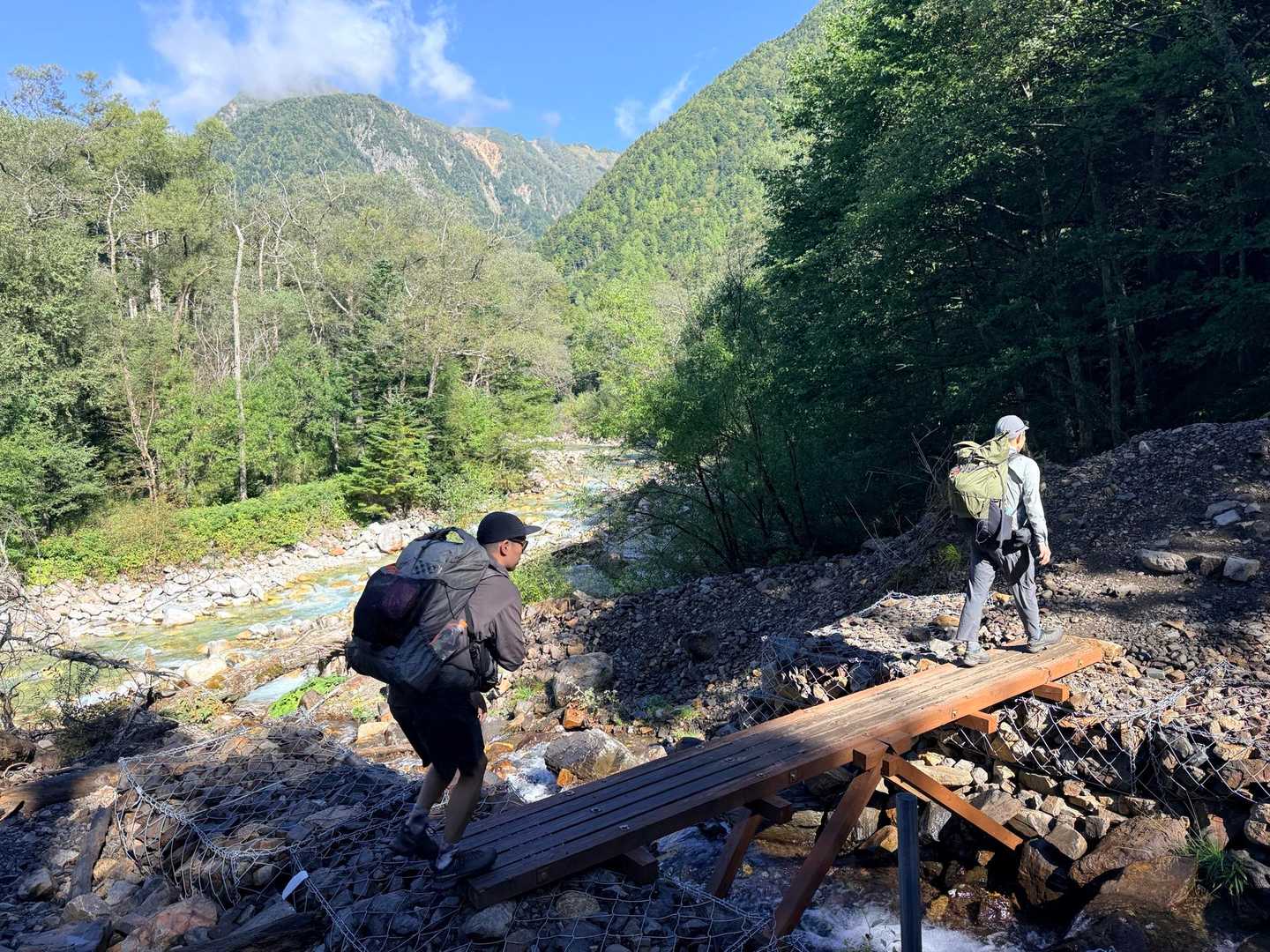 槍ヶ岳への山行で撮影した崩落箇所に架かる橋