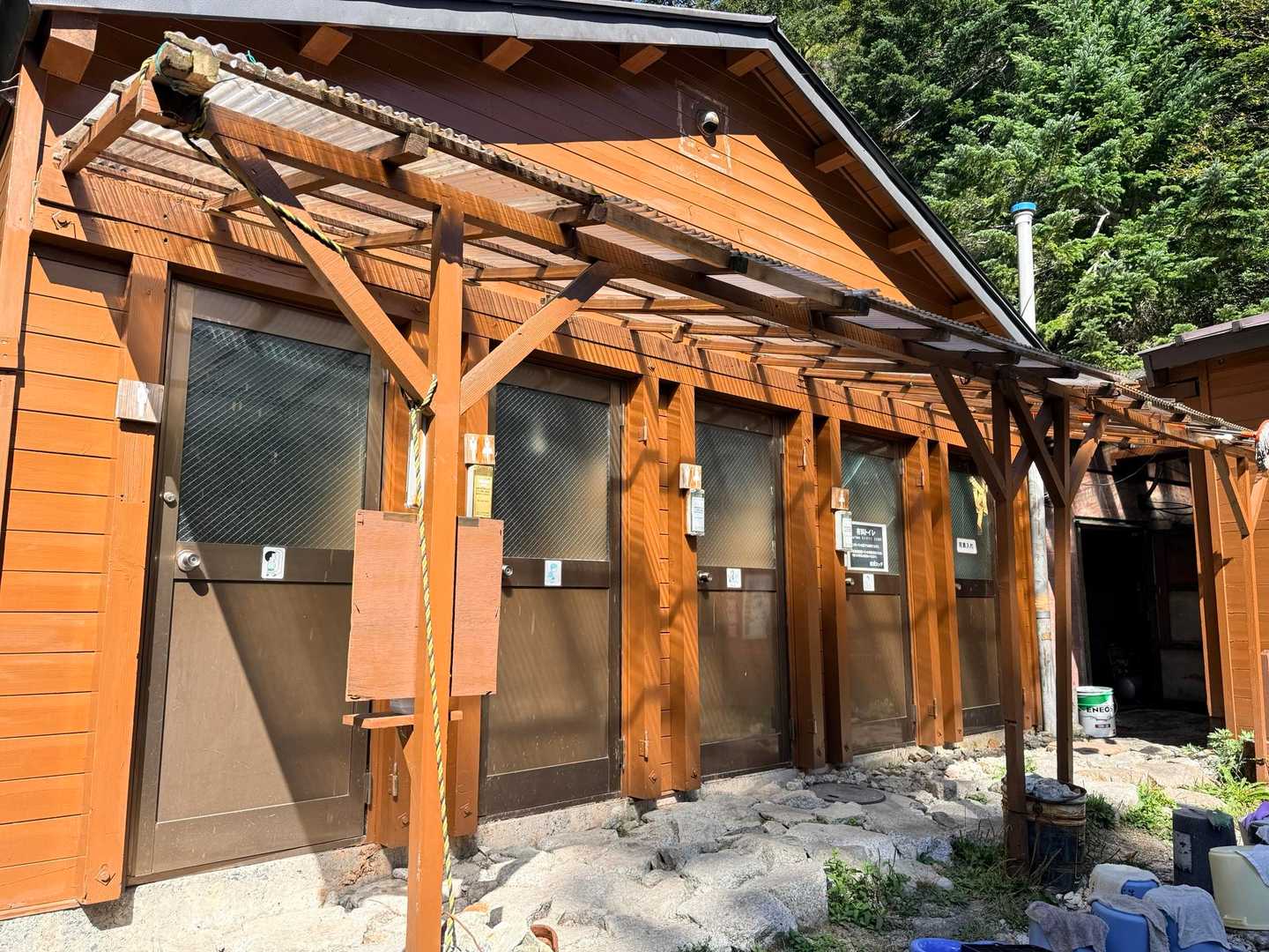 槍ヶ岳山行・槍沢ロッヂの屋外トイレ