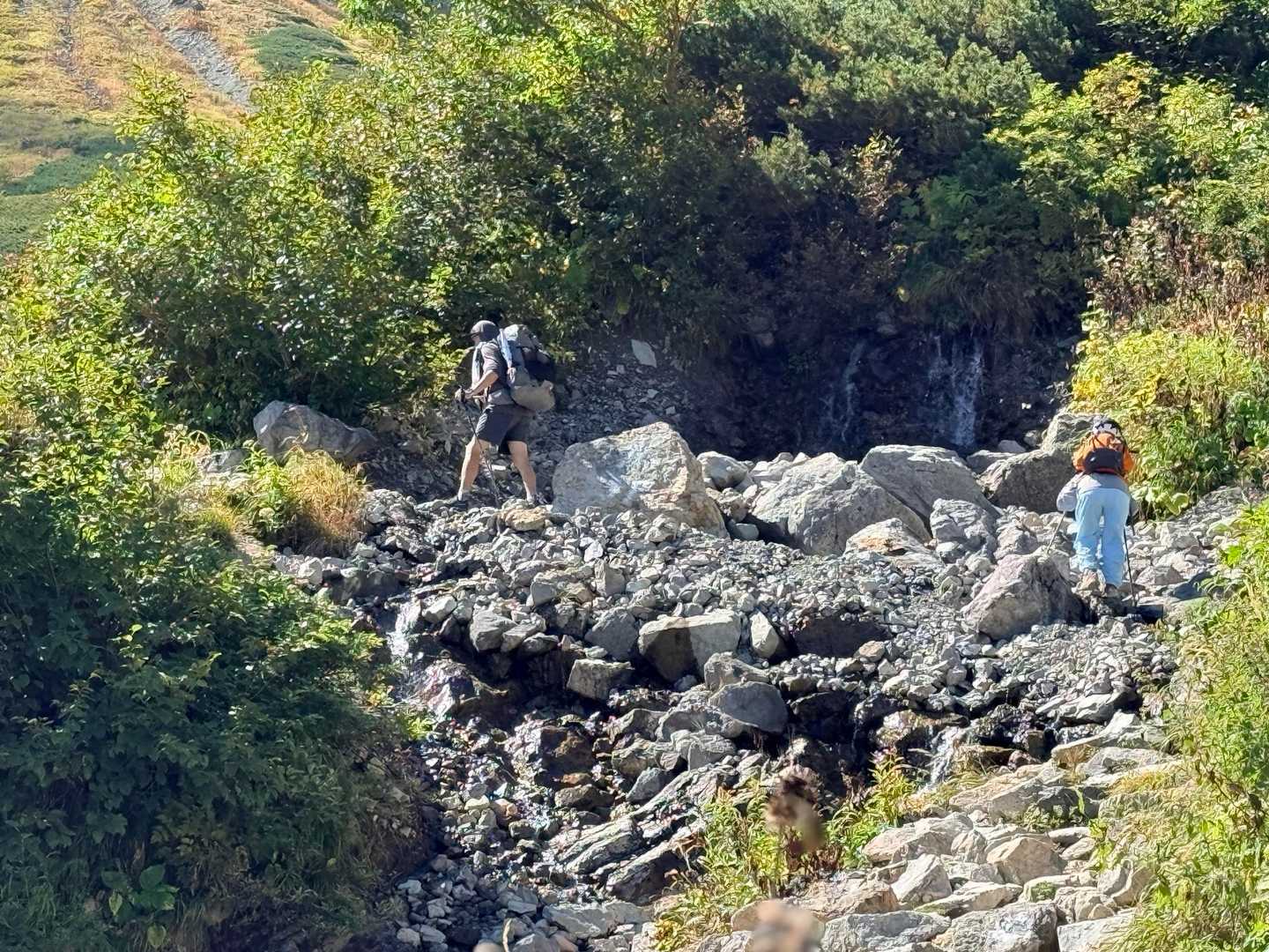 槍ヶ岳への山行で撮影した沢で涼む仲間