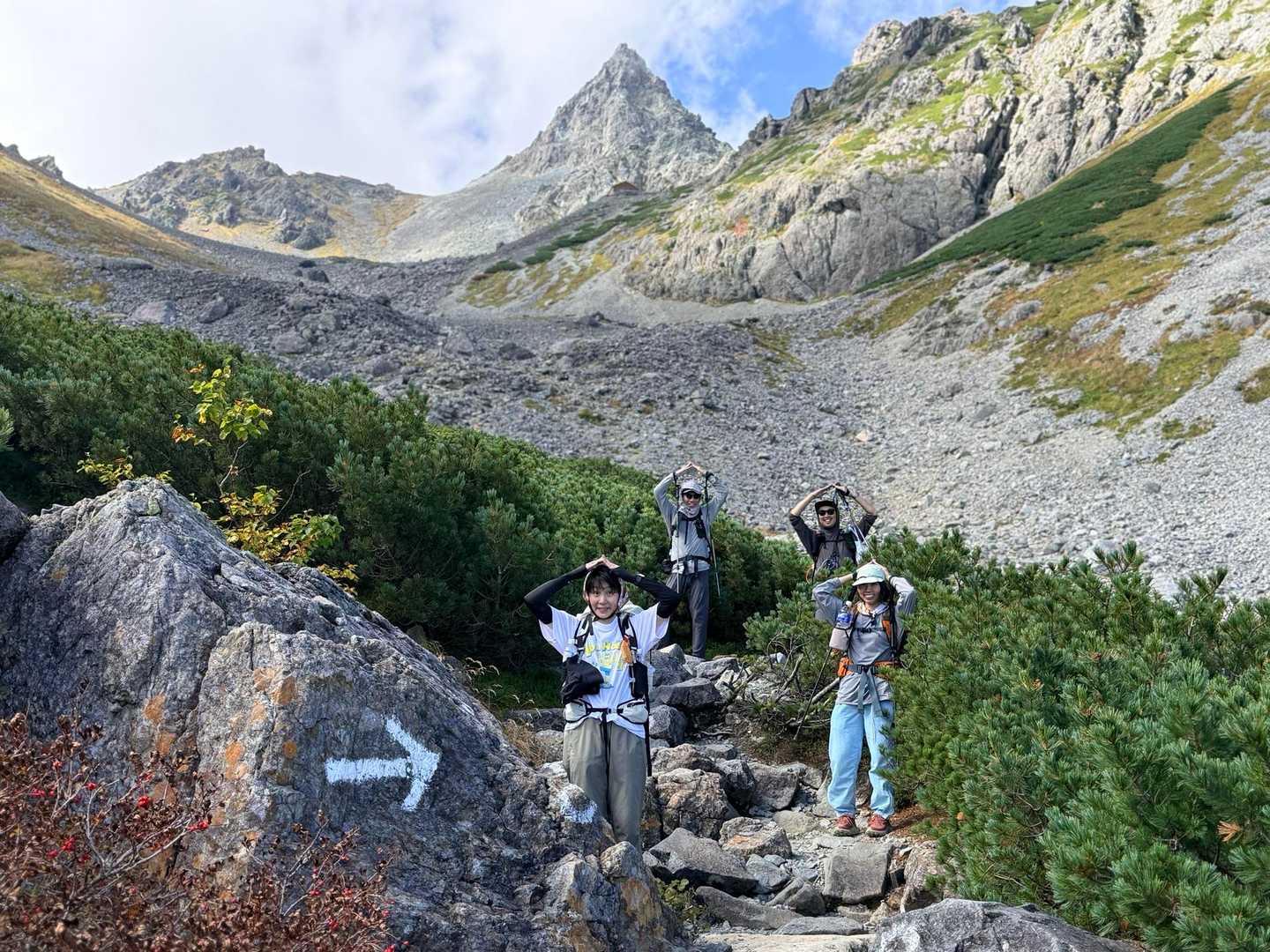 槍ヶ岳山行・グリーンバンドに出るとようやく槍ヶ岳の全貌が見えるよ