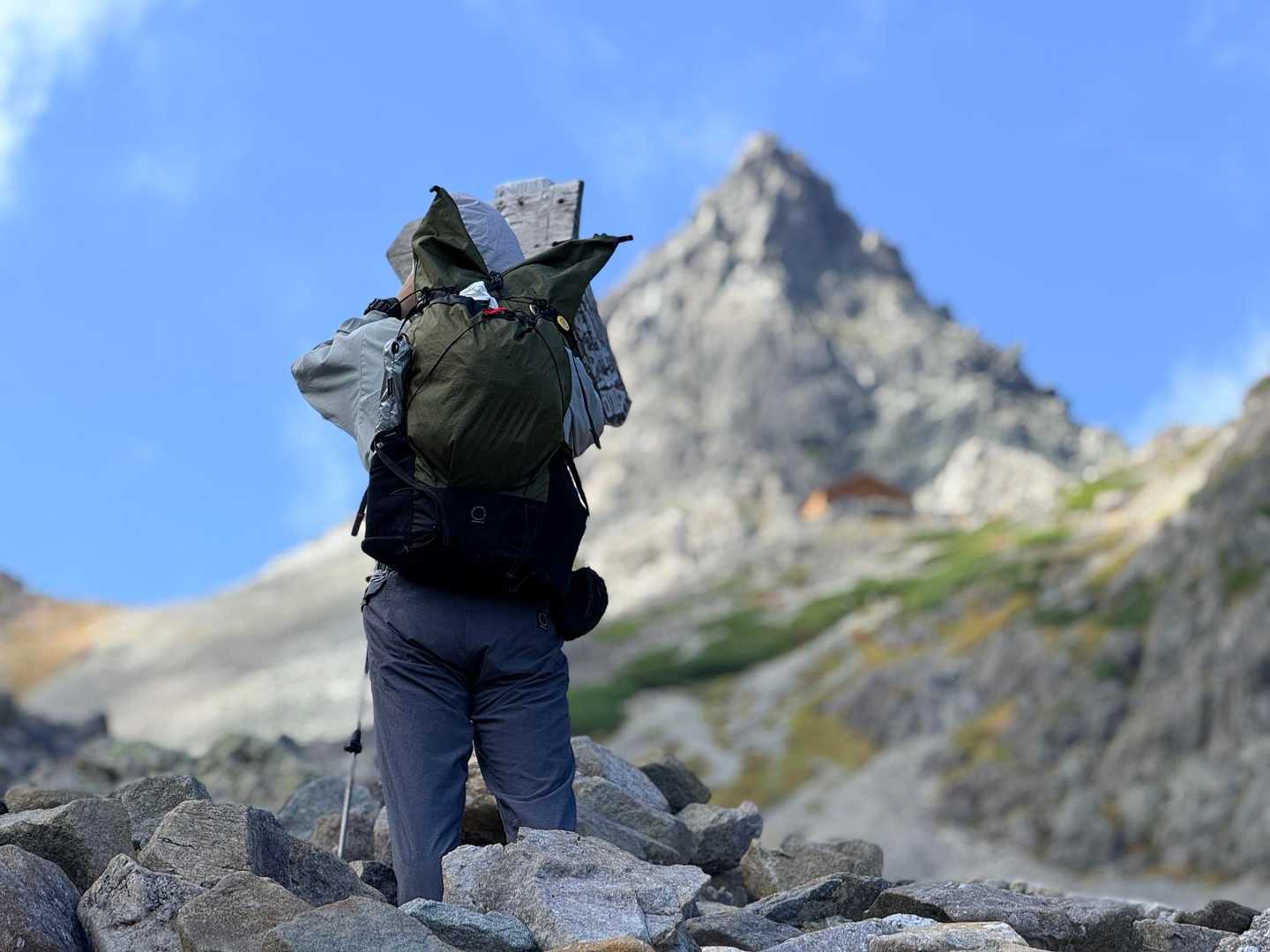 槍ヶ岳への山行で撮影した近づく槍ヶ岳