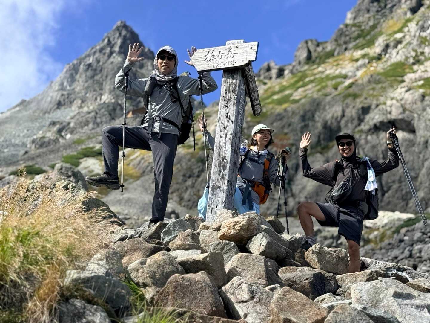 槍ヶ岳への山行で撮影した槍ヶ岳を背にした仲間
