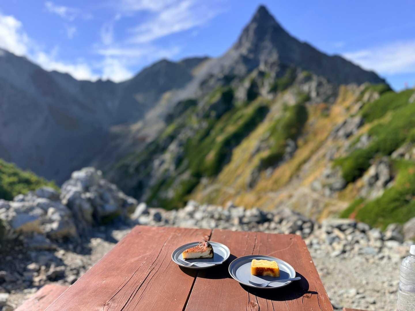 槍ヶ岳への山行で撮影した槍を望むおやつ時間