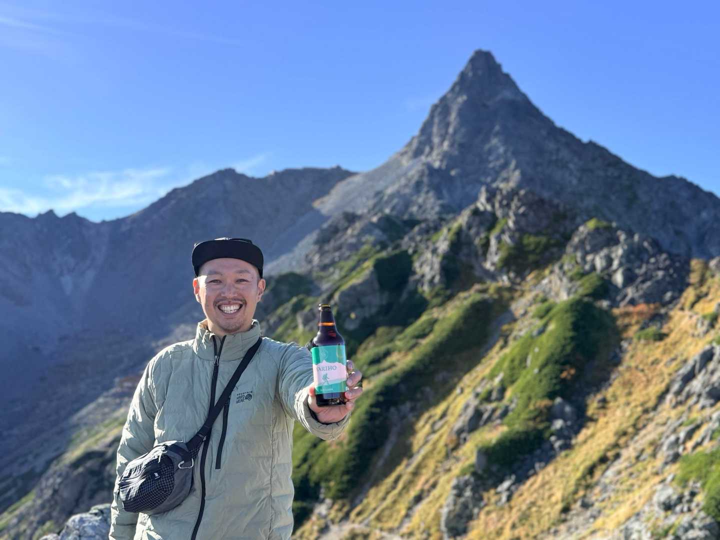 槍ヶ岳山行・クラフトビール片手に嬉しそうな顔をしている仲間