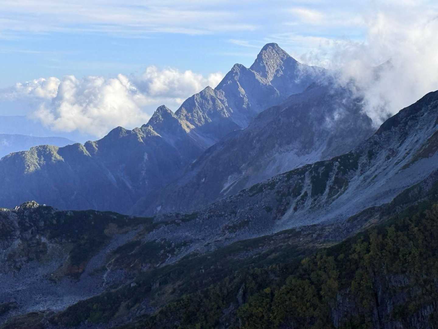 槍ヶ岳への山行で撮影したヒュッテ大槍からの眺め