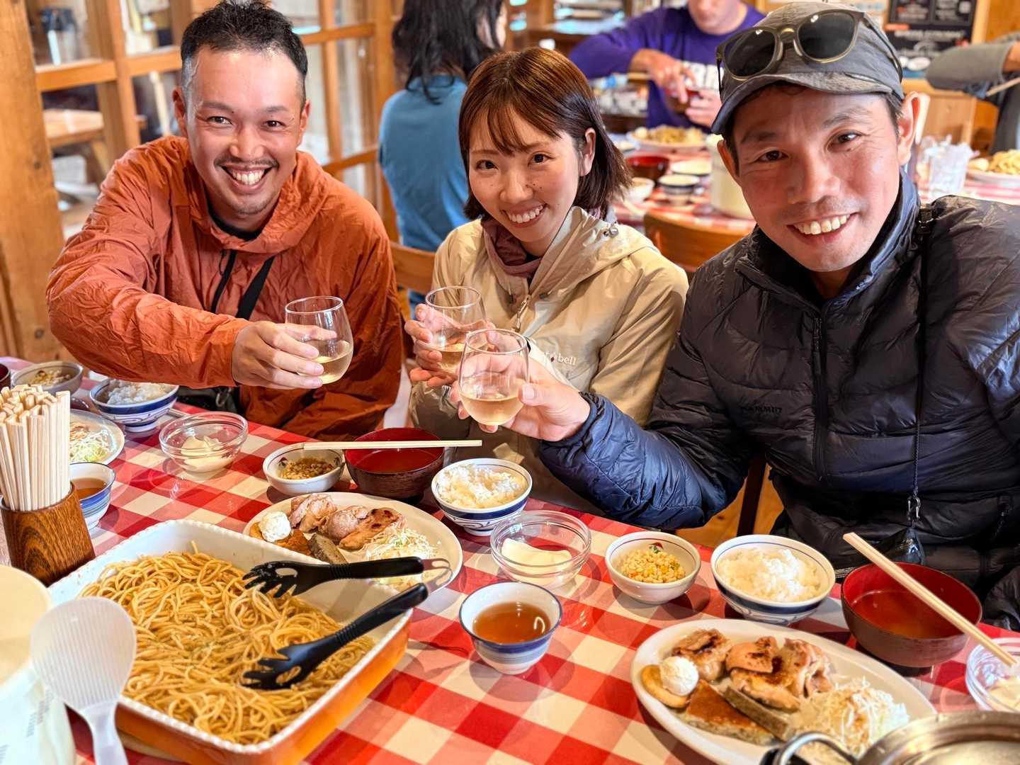 槍ヶ岳山行・夕食ではグラスワインが付いてくる