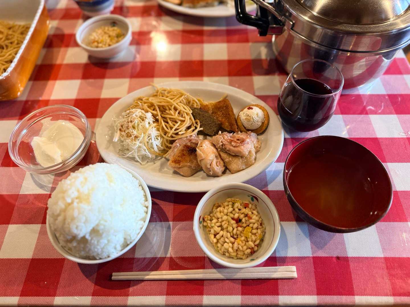 ヒュッテ大槍の夕食。イッチーが盛った槍ヶ岳ごはんとぶどうジュース