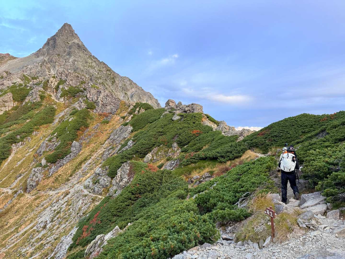 槍ヶ岳山行・ヒュッテ大槍を出てすぐに東鎌尾根の後半部分を歩く