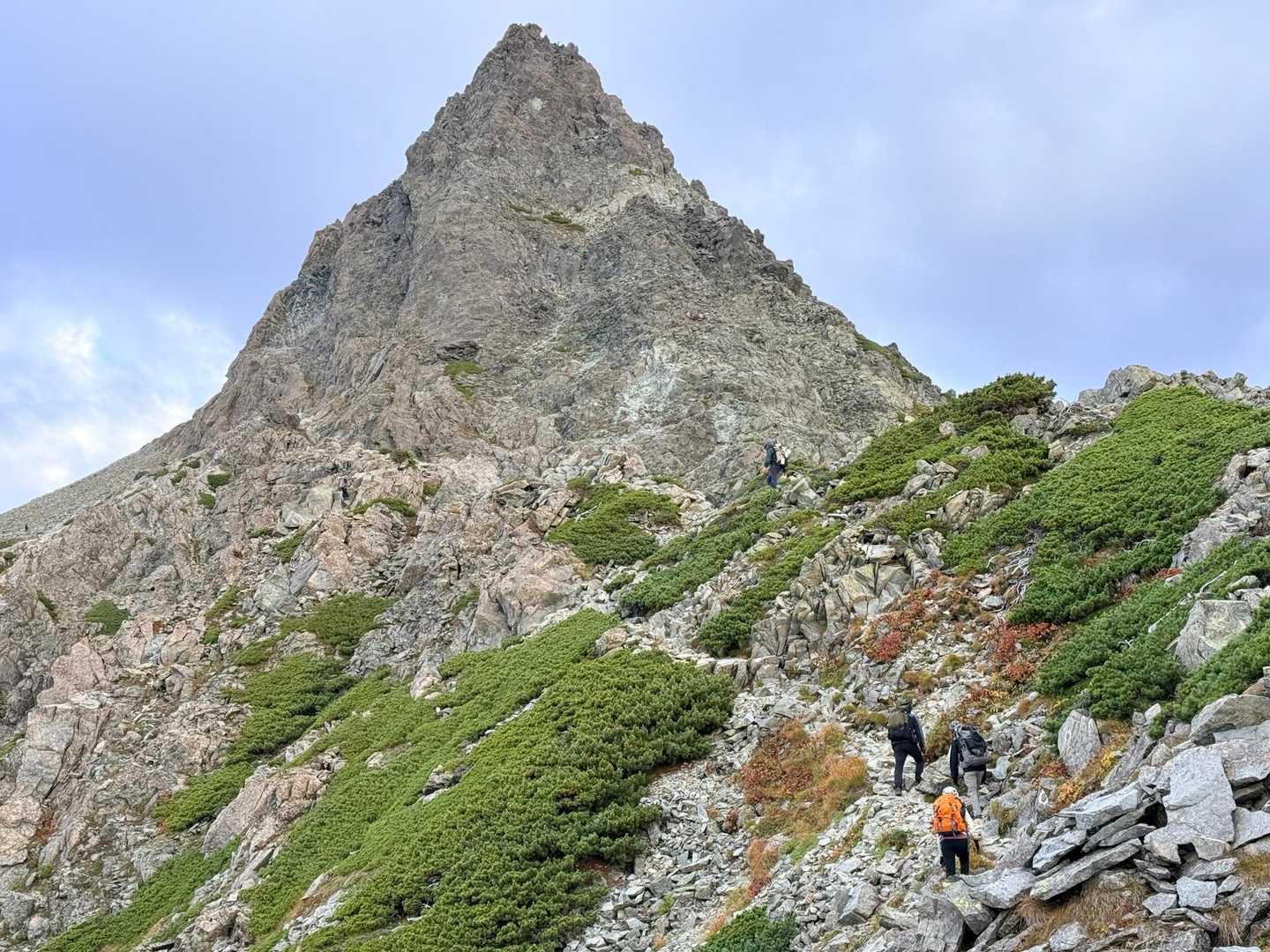 槍ヶ岳への山行で撮影した槍へ向かう仲間