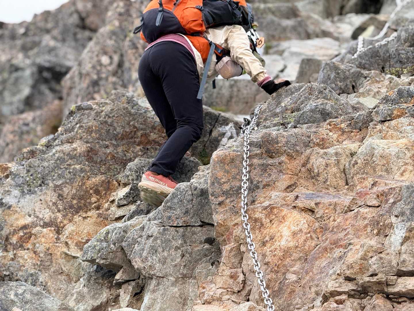 槍ヶ岳山行・この鎖場は握っても良いし、慣れている方は足場の岩もしっかりしてるので特に把持しなくても登っていける