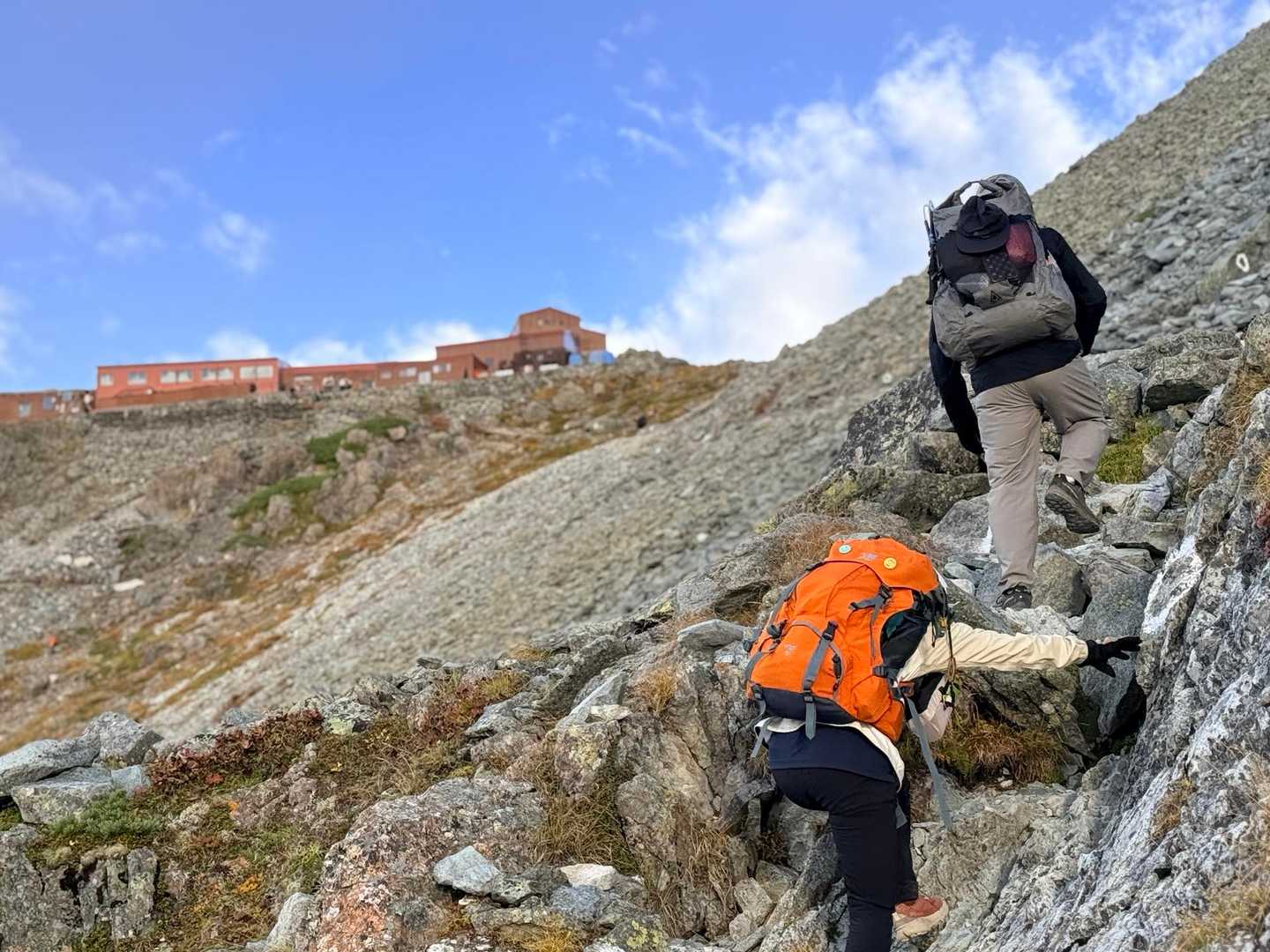 槍ヶ岳への山行で撮影した見えてきた槍ヶ岳山荘