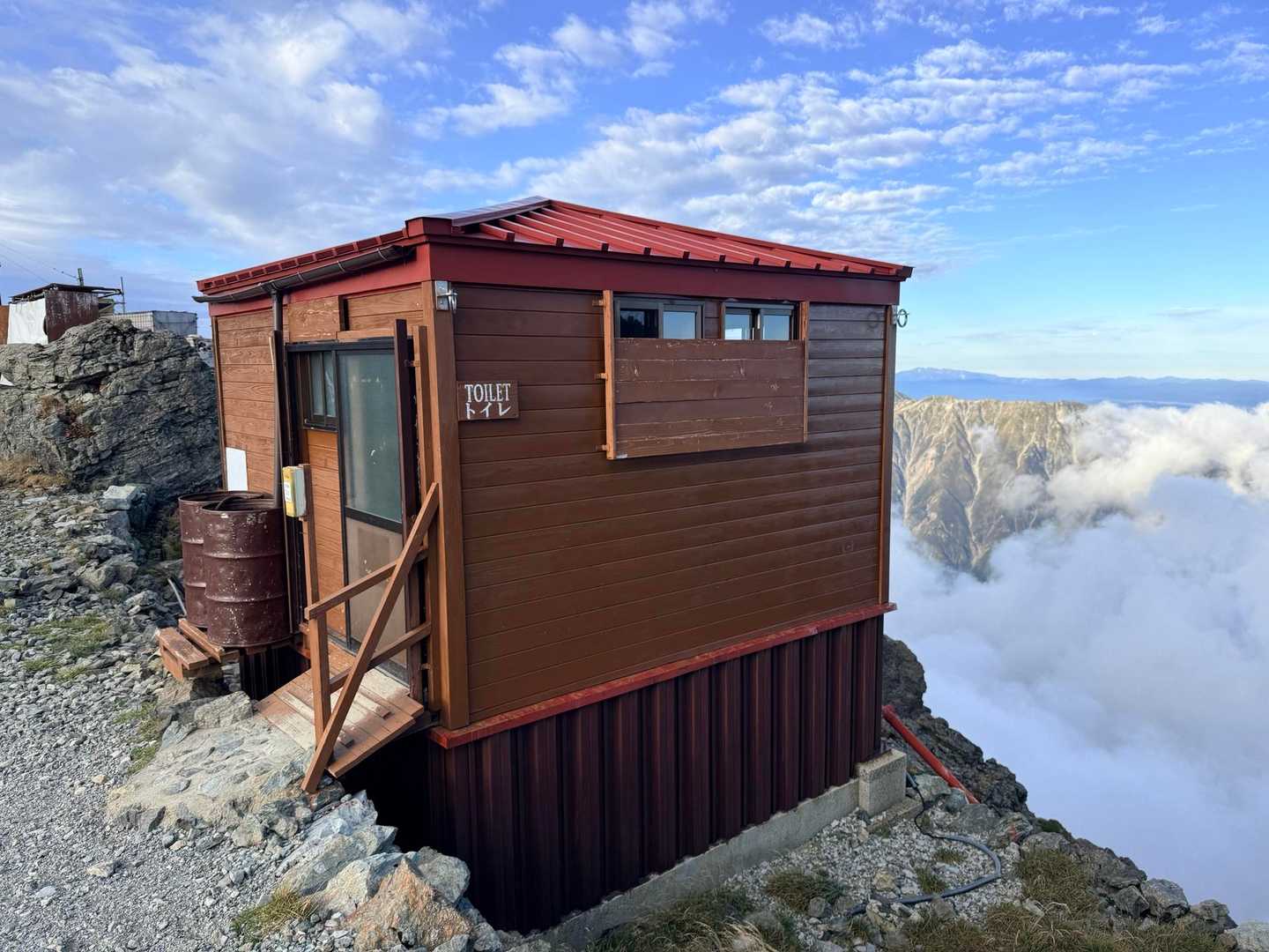 槍ヶ岳山行・こちらが外来者用の屋外トイレ