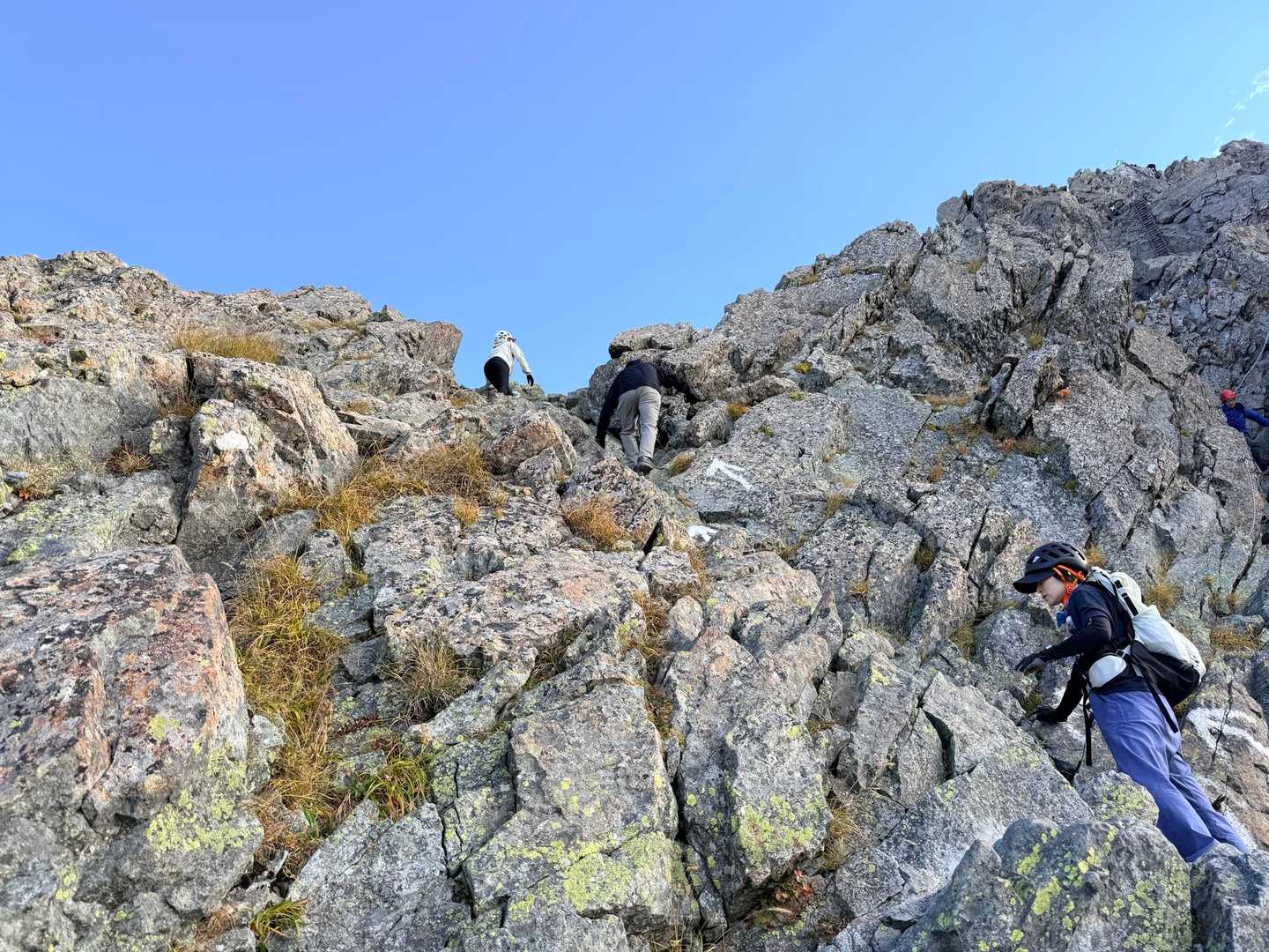 槍ヶ岳山行・九州の仲間たちも怖がることなくサクサク進んでいく
