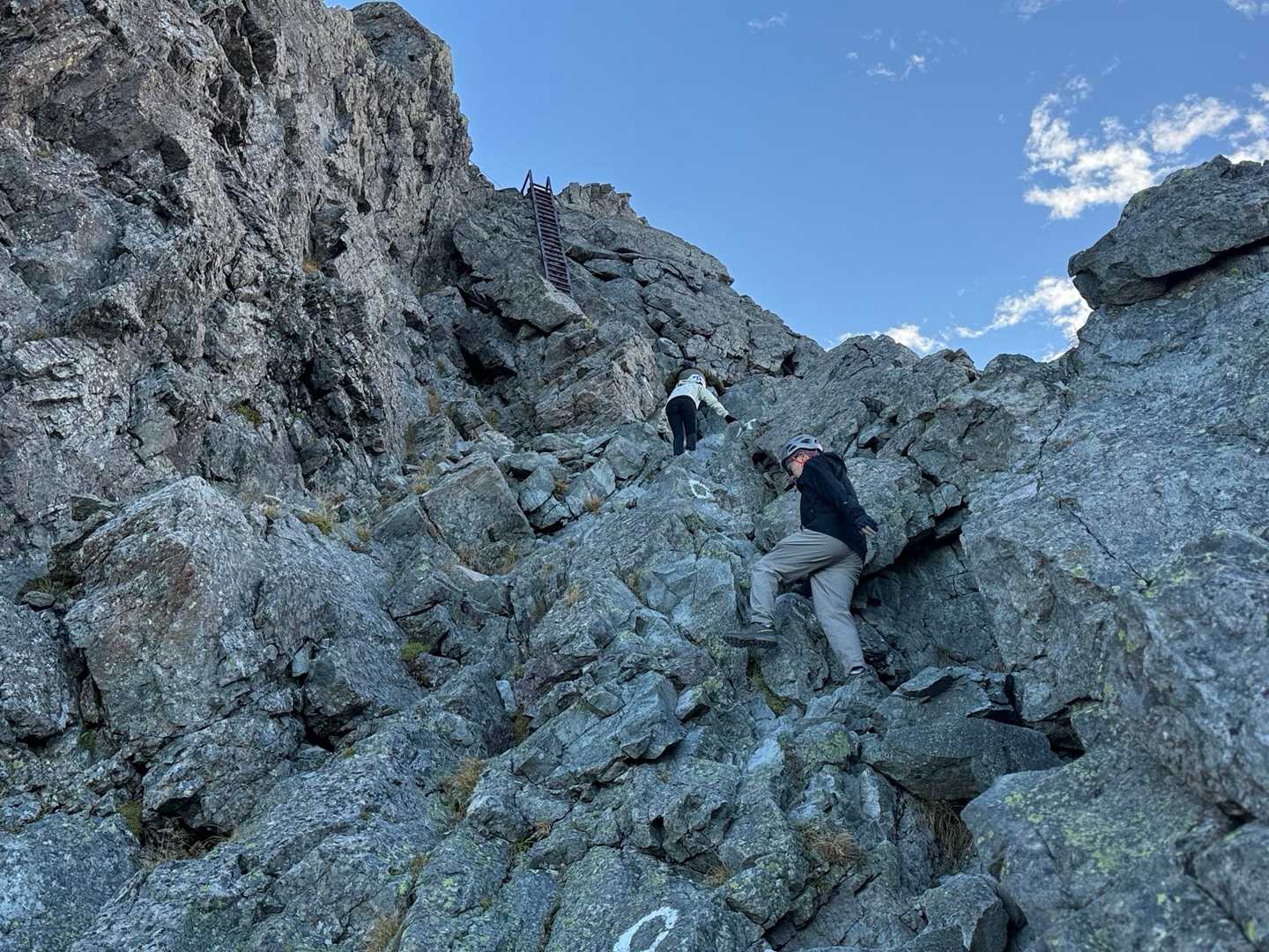 槍ヶ岳への山行で撮影した日陰の岩場