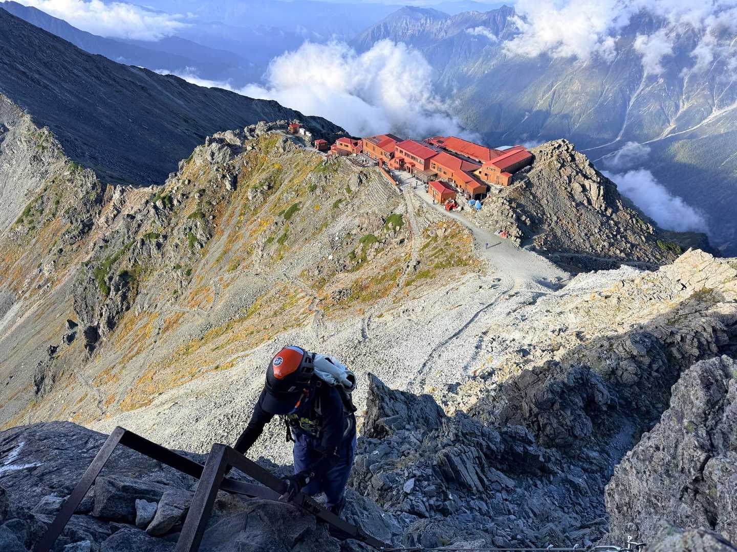 槍ヶ岳への山行で撮影した穂先から見下ろす山荘