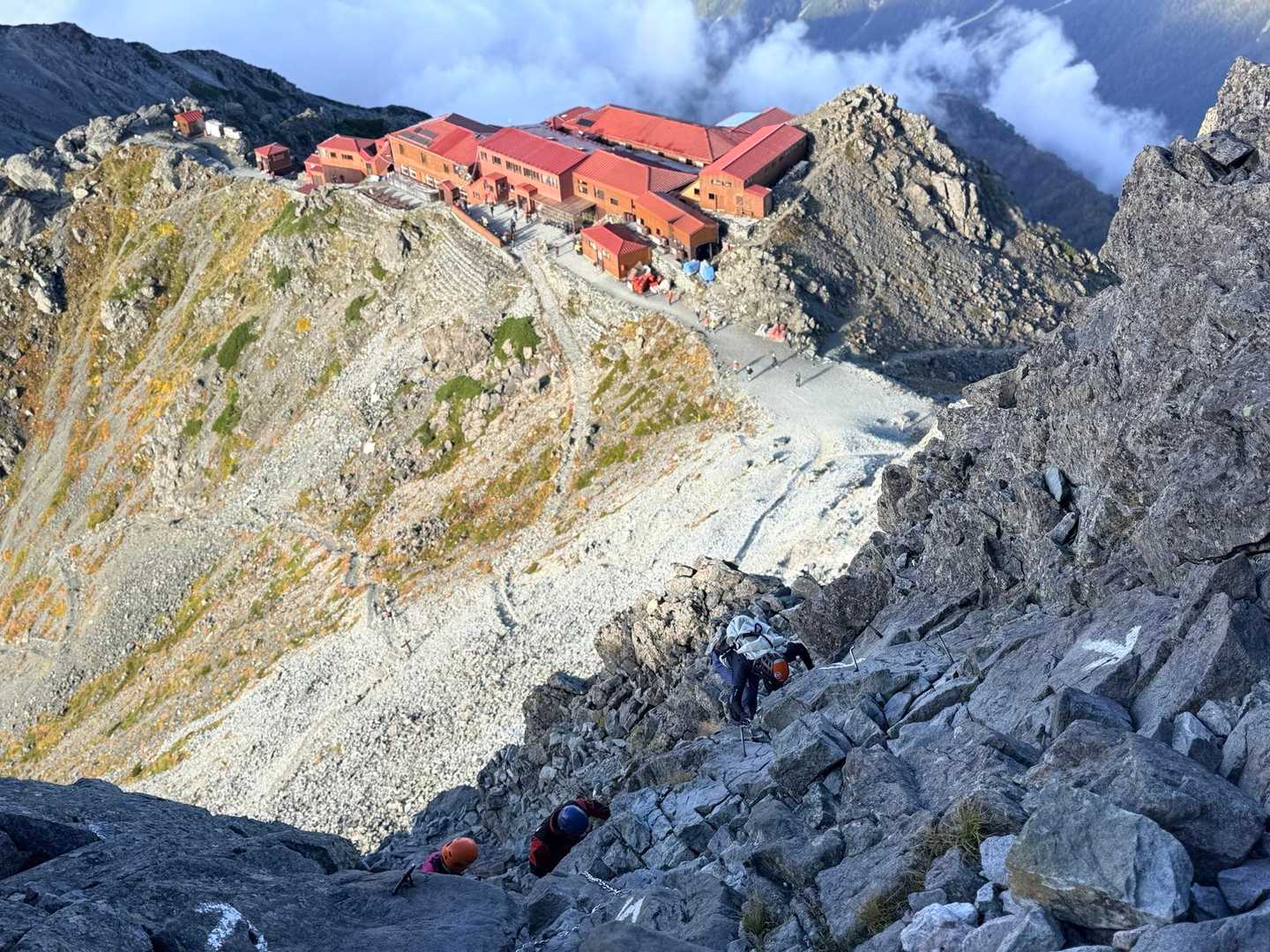 槍ヶ岳山行・ここの登りは杭が岩に打ち込まれているのでそこに足を置く