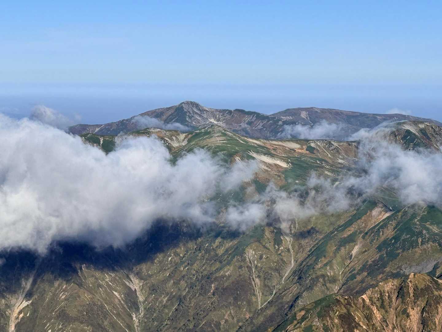 槍ヶ岳山頂から望む双六岳