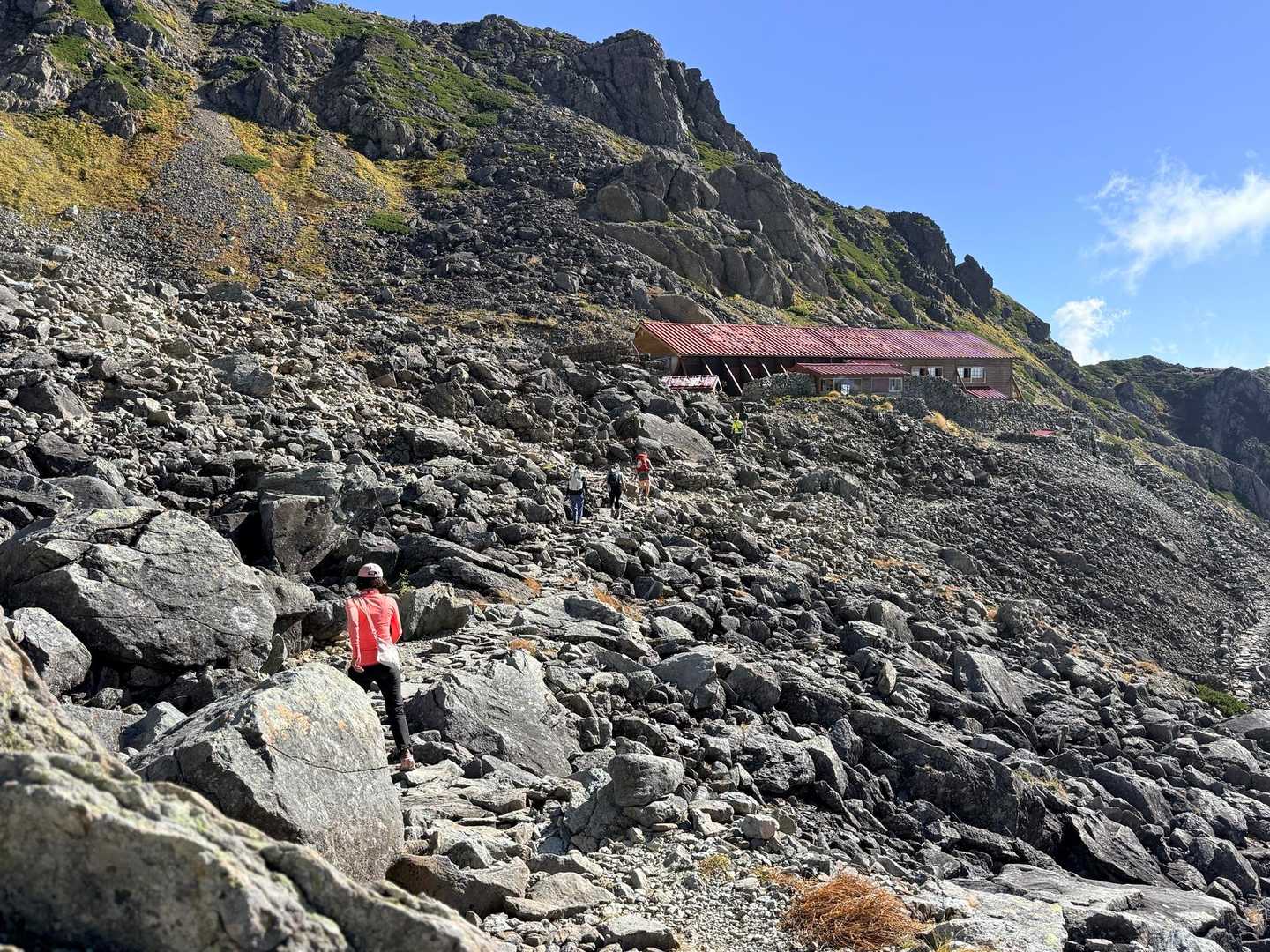 槍ヶ岳への山行で撮影した殺生ヒュッテへ下る