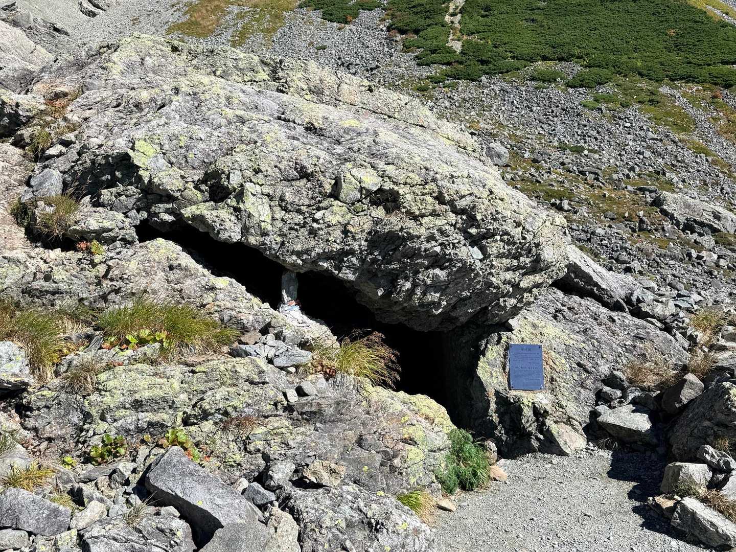 槍ヶ岳への山行で撮影した播隆上人の岩窟