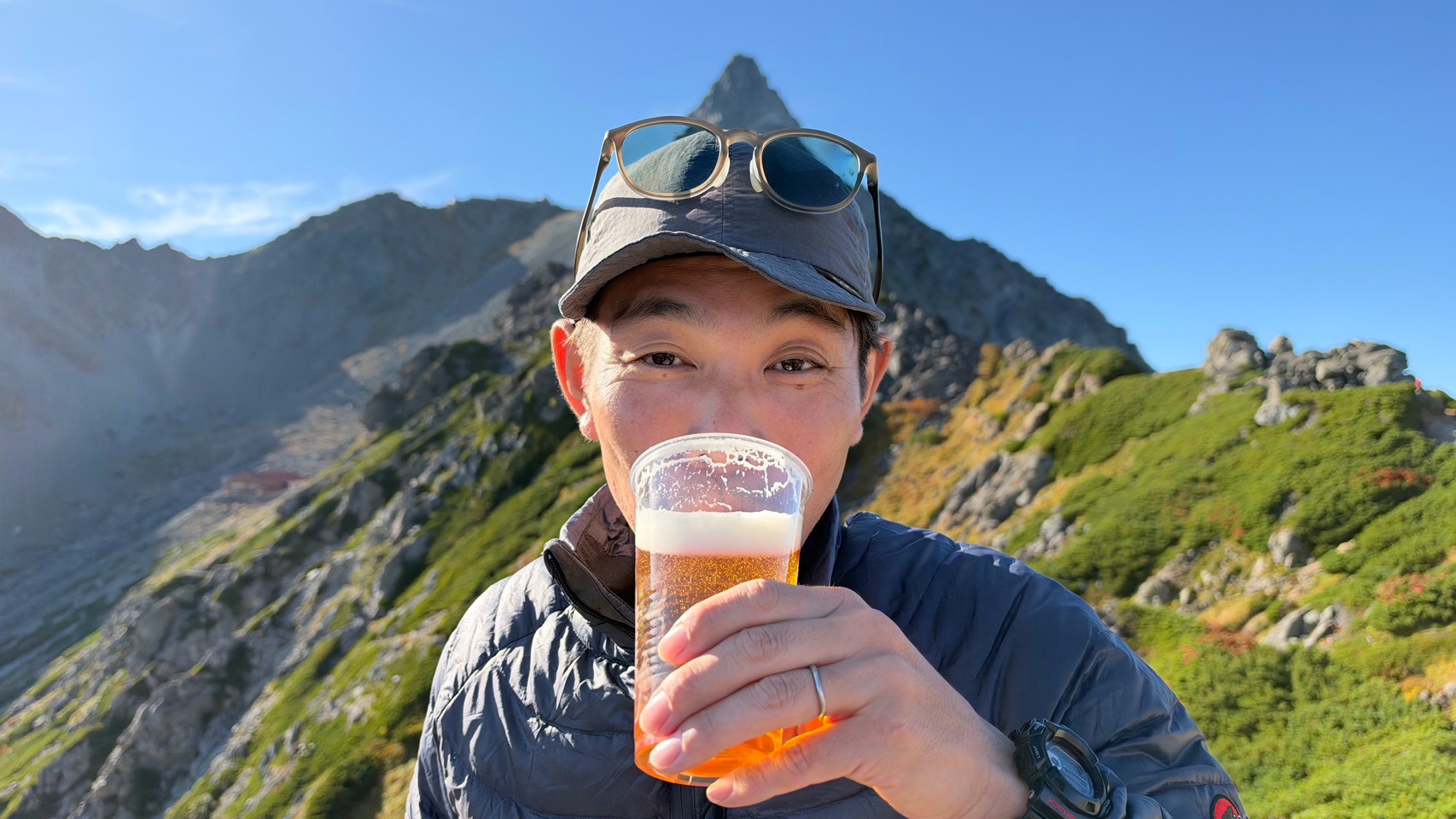 槍ヶ岳を背に、ヒュッテ大槍でビールを楽しむ仲間