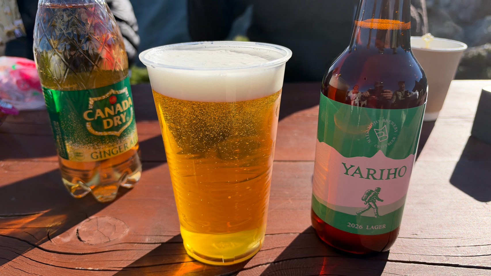 ヒュッテ大槍のベンチに置かれた生ビールとYARIHOのクラフトビール