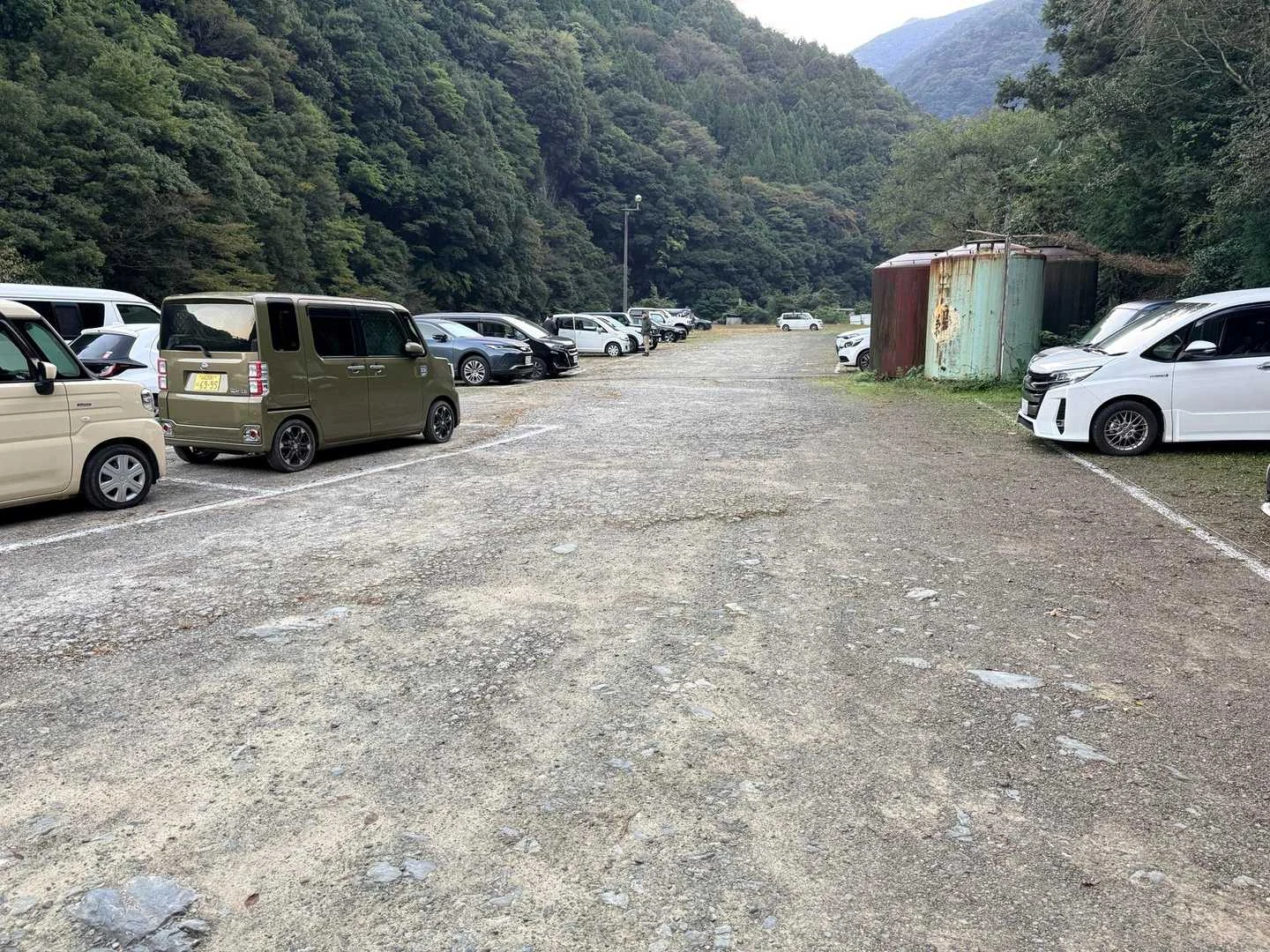 石鎚山・成就社ルート｜京屋旅館の広い駐車場