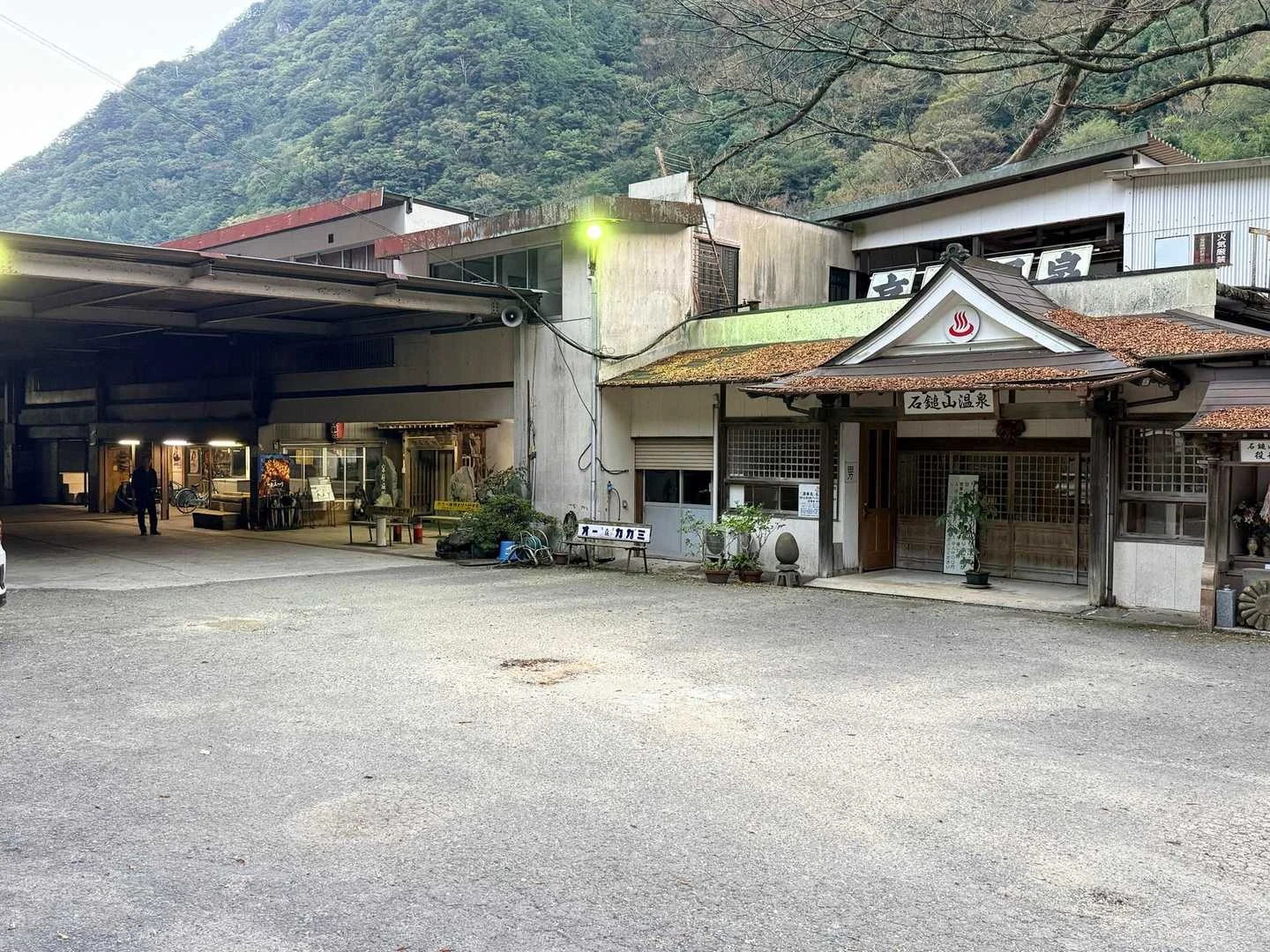 石鎚山・成就社ルート｜駐車場から見た京屋旅館と温泉