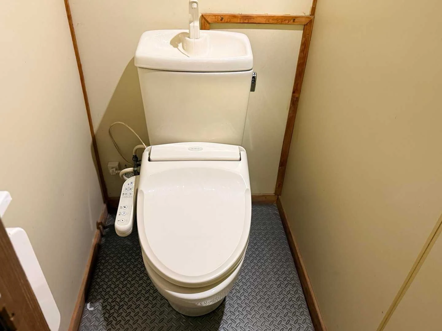 石鎚山・成就社ルート｜京屋の共用トイレ個室