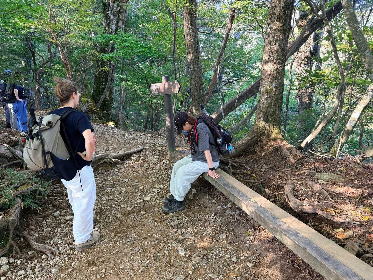 石鎚山・成就社ルート｜ベンチで休む仲間