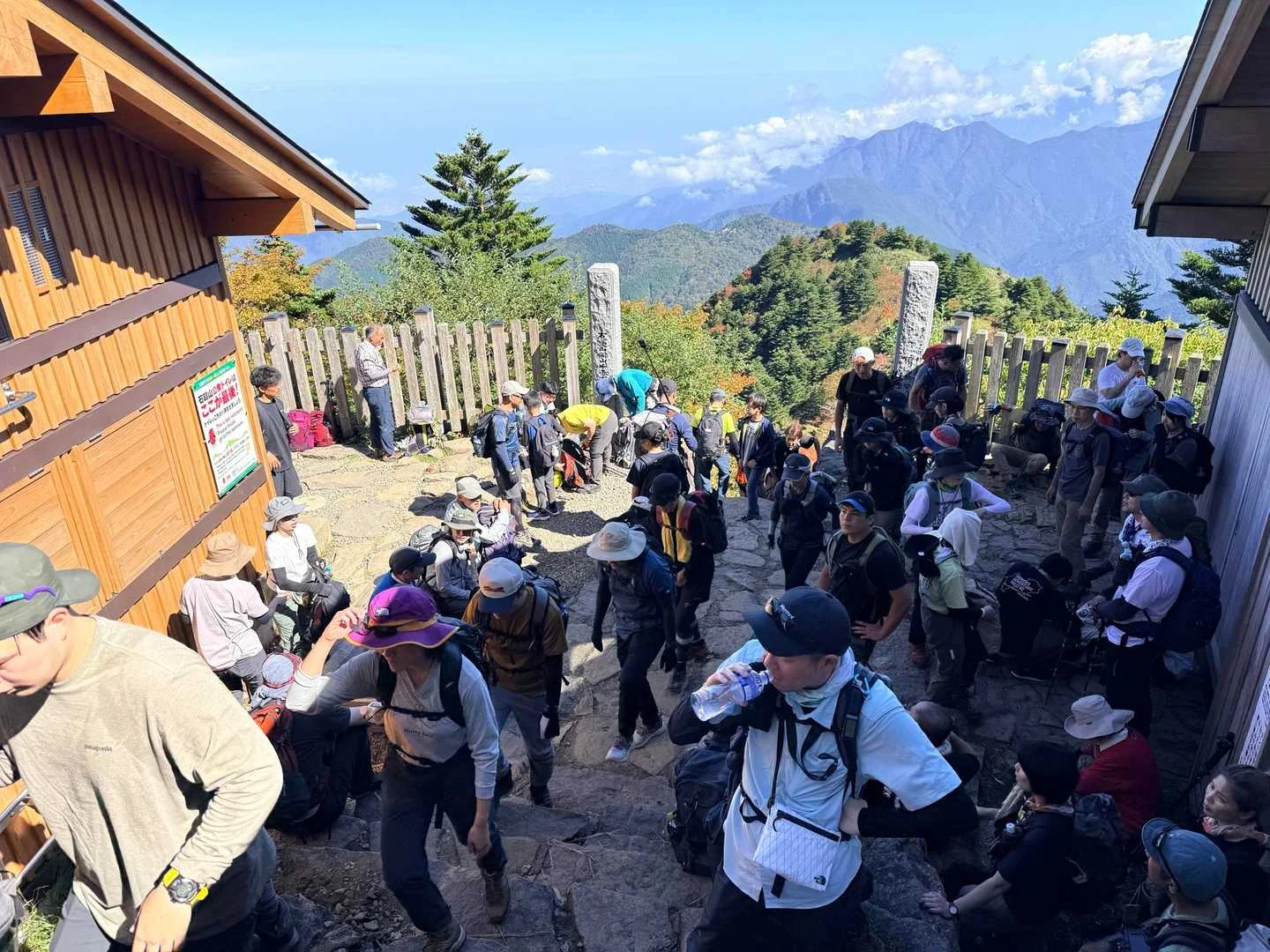石鎚山・成就社ルート｜二ノ鎖元で休む登山者