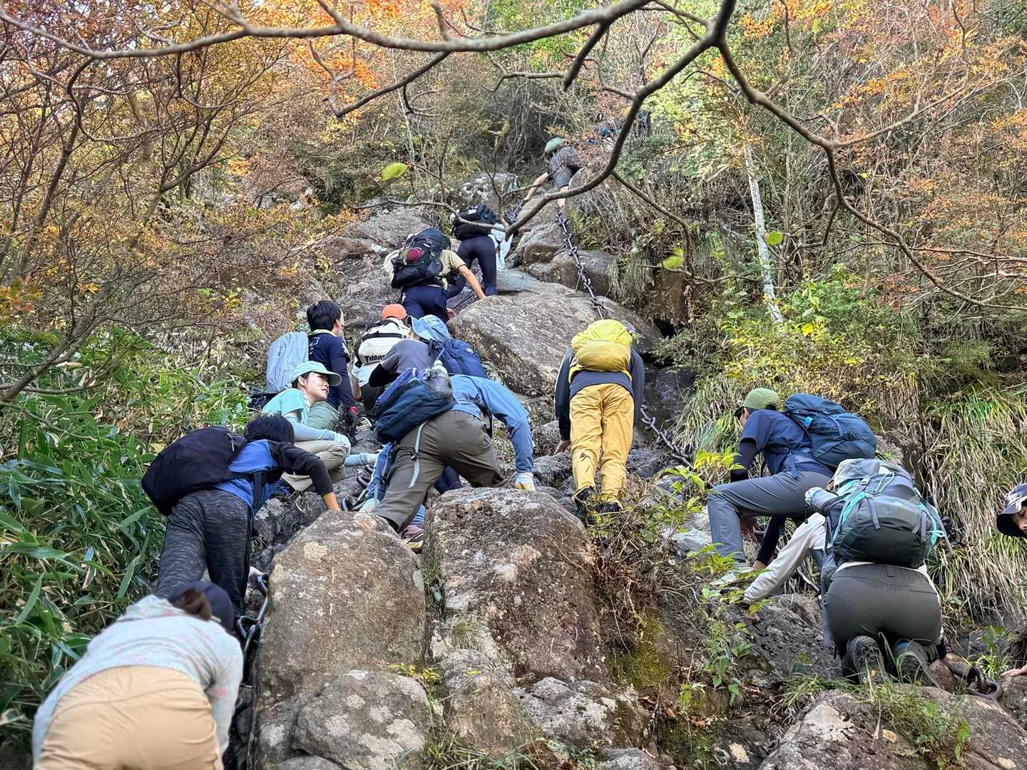 石鎚山・成就社ルート｜二ノ鎖の手前に長い列