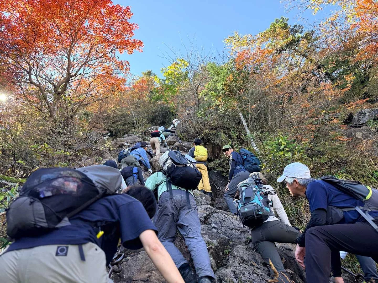 石鎚山・成就社ルート｜二ノ鎖を登る列