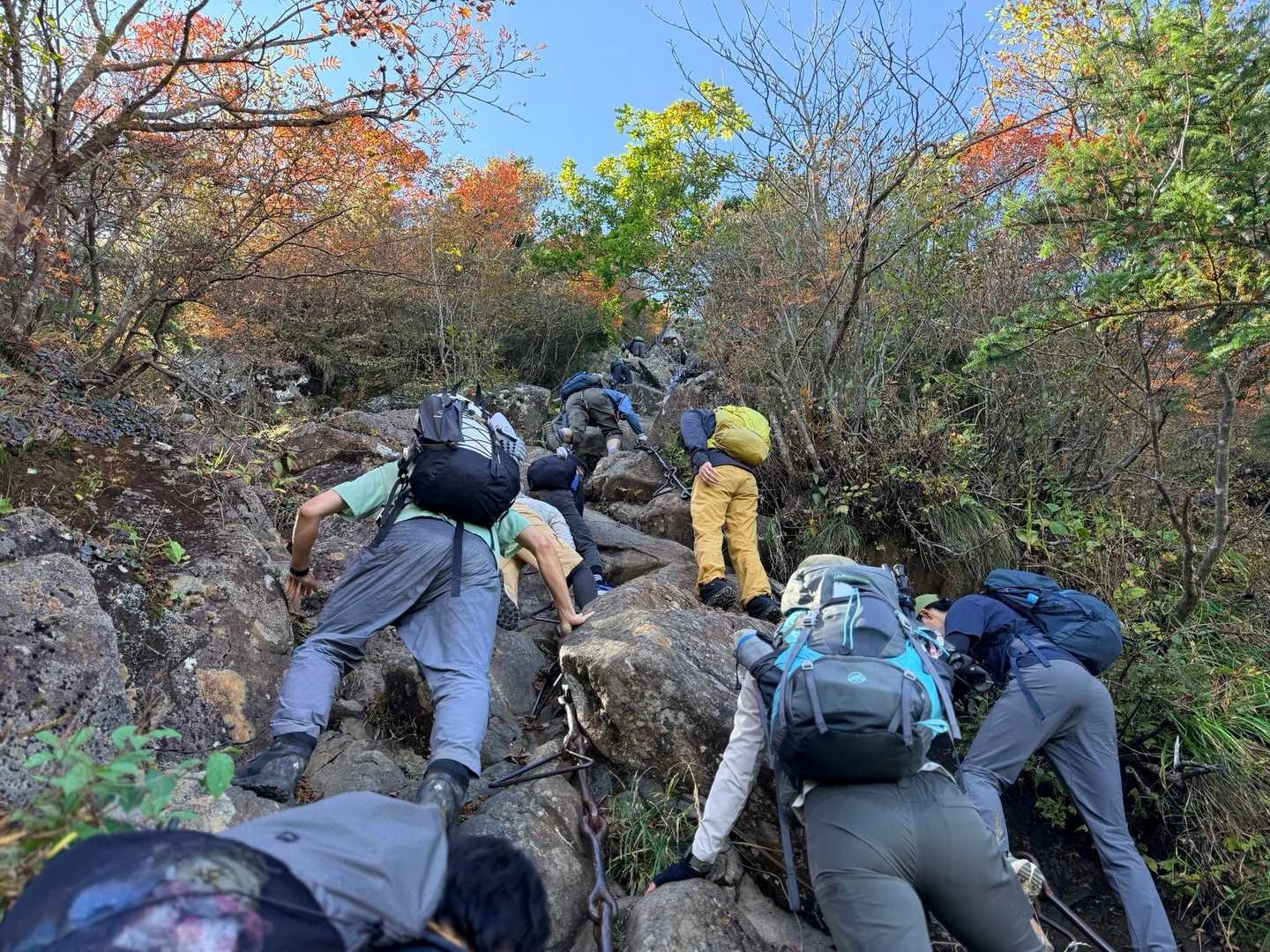 石鎚山・成就社ルート｜二ノ鎖を下りる登山者