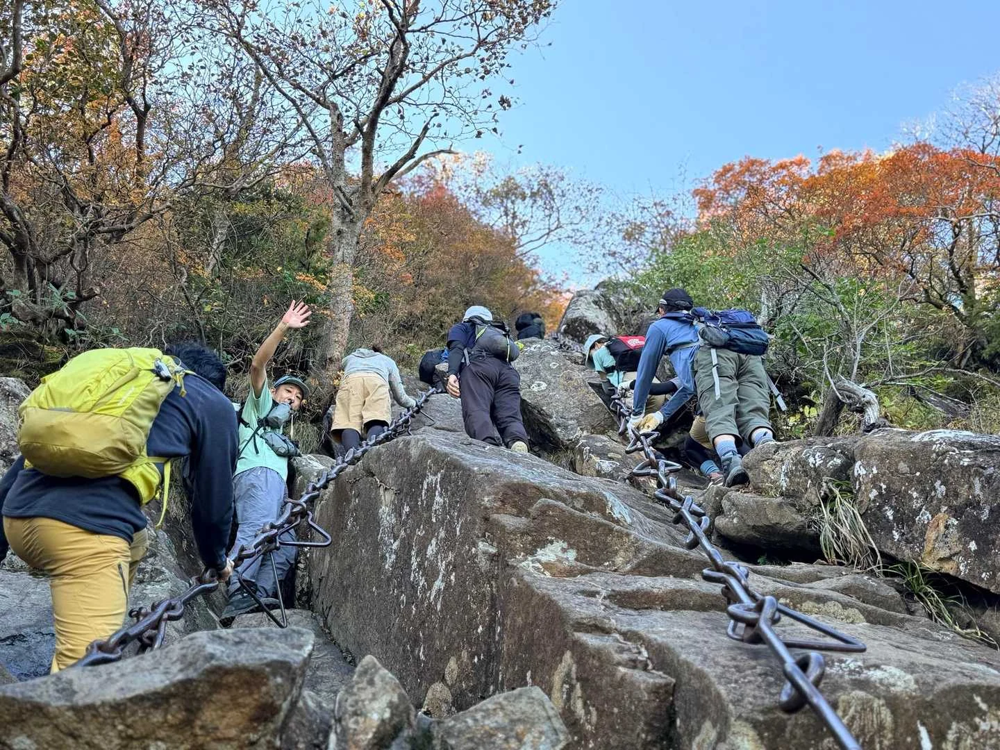 石鎚山・成就社ルート｜鎖場から手を振る仲間