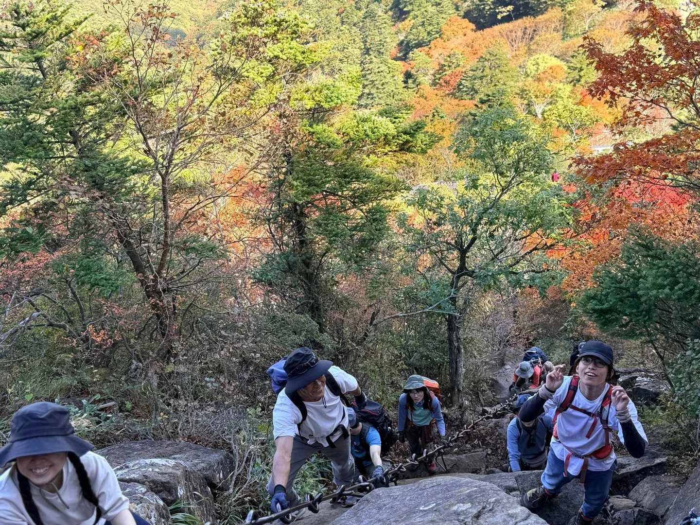 石鎚山・成就社ルート｜二ノ鎖から振り返る紅葉